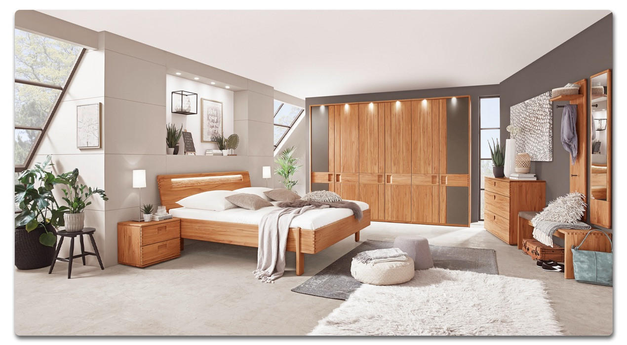 schlafzimmer in massivholz mit Bett und Kleiderschrank