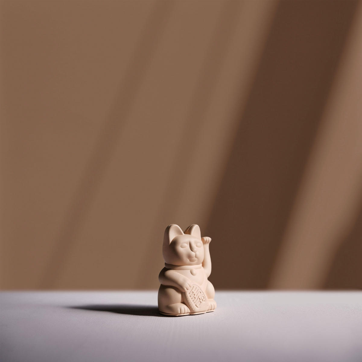 WINKEKATZE Lucky Cat Mini Maneki Neko, Kunststoff, Ocker, 9.8 cm - Braun, Kunststoff (5.2/9.8/6.7cm) - Donkey Products