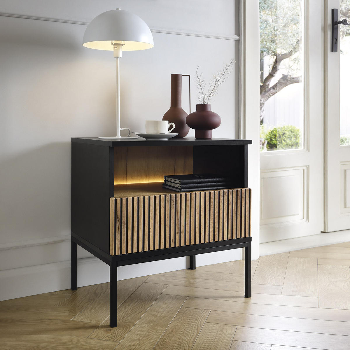 MODERNER Geriffelter Nachttisch LAGOS SN1SZ (Schwarz, Eiche Wotan, LED, Metallfüße, Push to Open) - Eiche Wotan/Schwarz, Holz/Holzwerkstoff (54/56/39cm) - Ravio