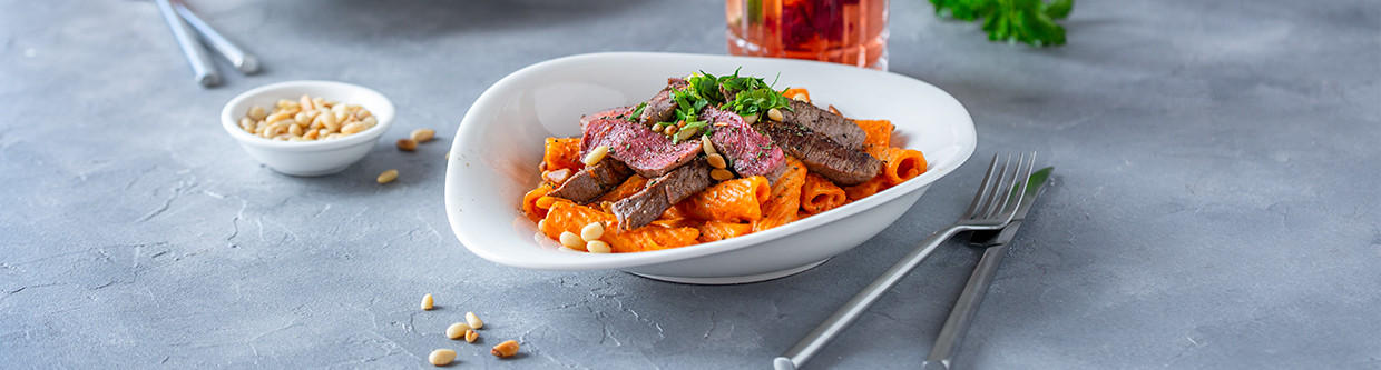 Pasta mit geroesteter Paprikasosse und Filetstreifen