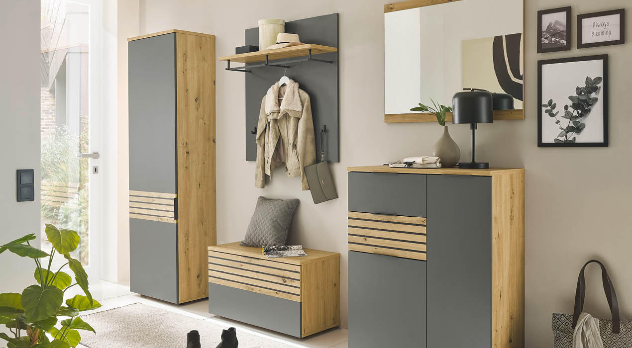 Moderner Flur mit weißen Möbeln und Holzakzenten, inklusive Sitzbank mit Stauraum, Kommode mit Spiegel und dekorativer Garderobe mit Jacke und Tasche
