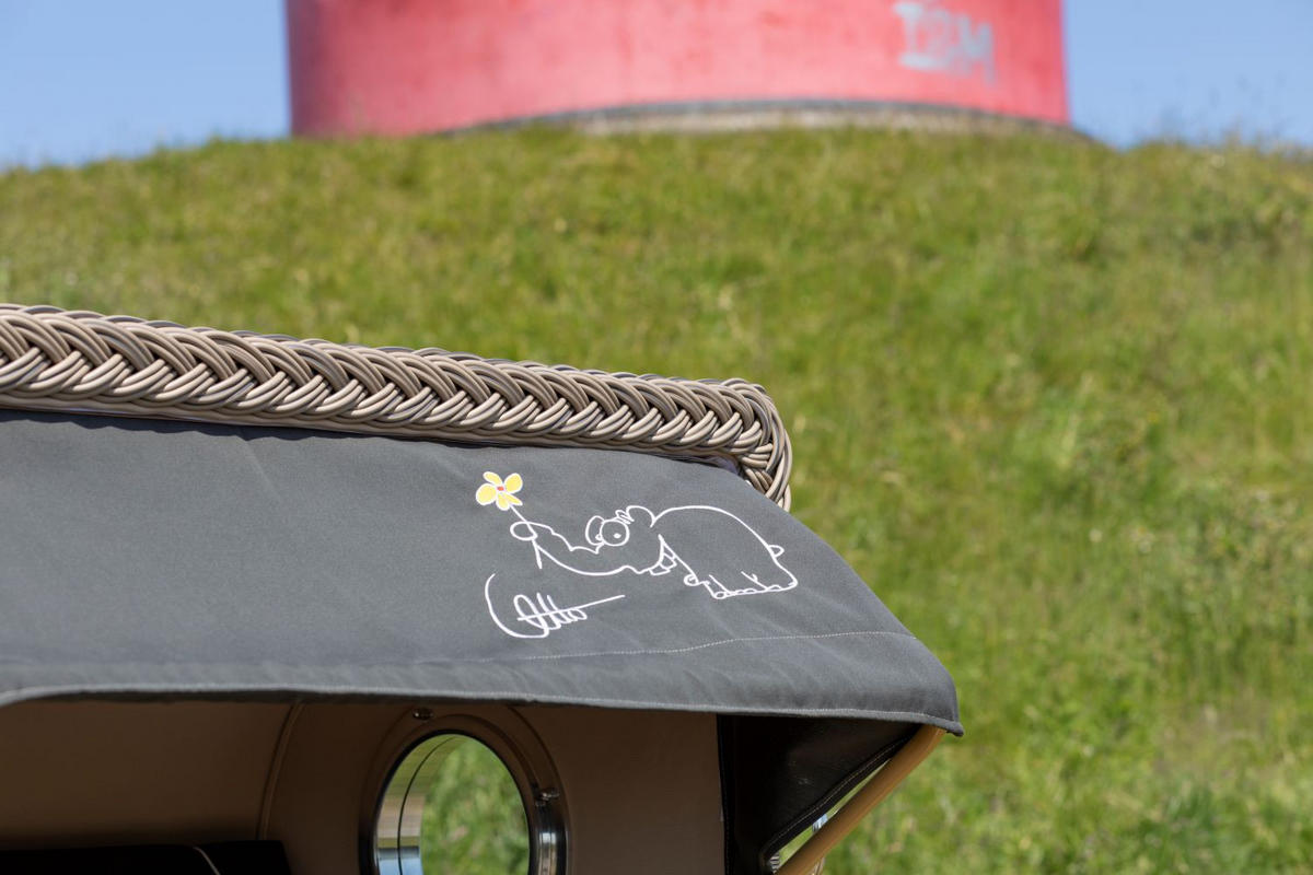 STRANDKORB Düne Bullauge Teak PE Grey Dessin Ottifant - Schwarz/Braun, Metall (125/170/80cm) - Mr. Deko