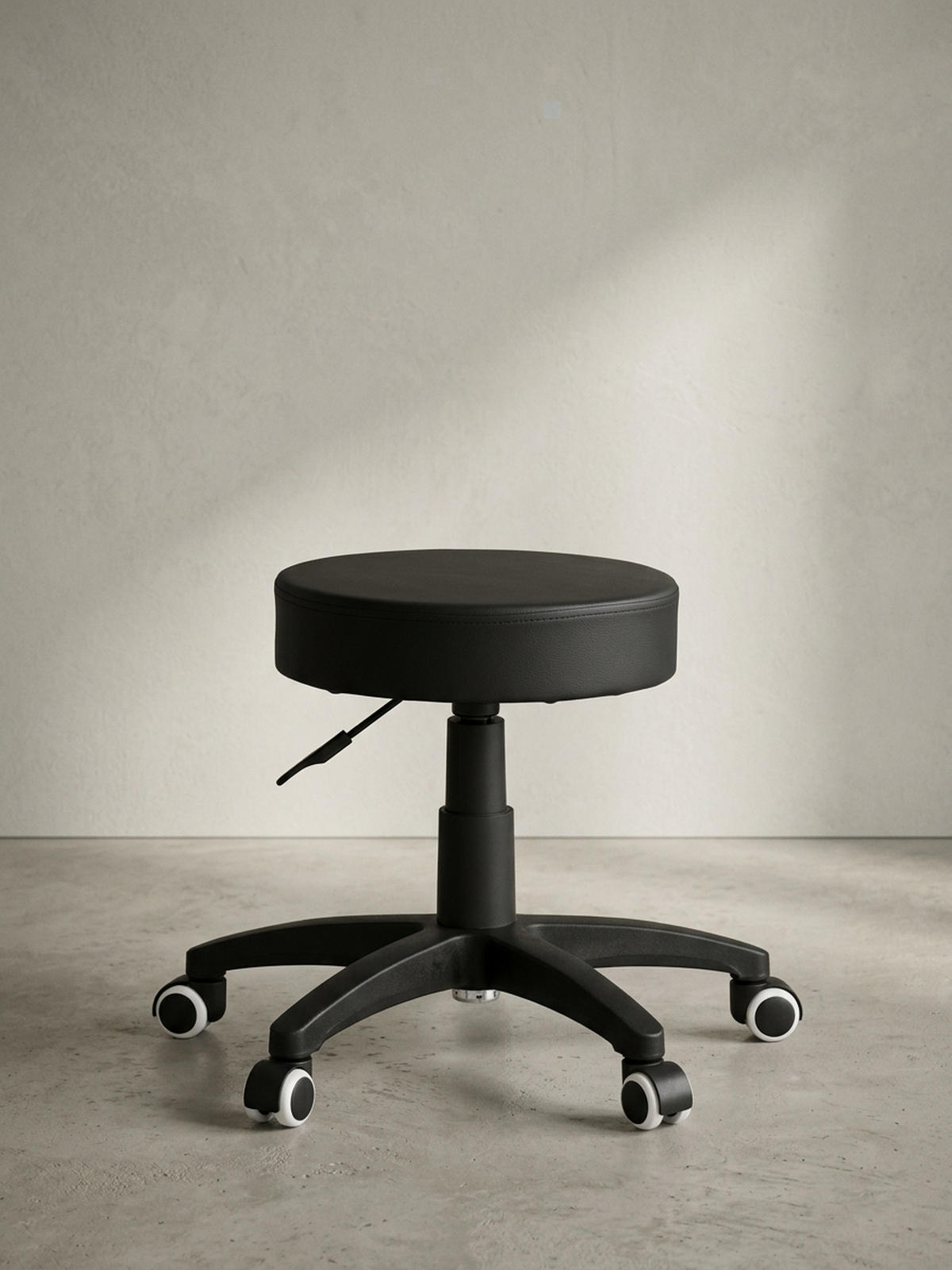 ARBEITSHOCKER Lederoptik 360° drehbar, höhenverstellbar, stabil, Schwarz 50x50x55 cm - Schwarz, Kunststoff/Textil (50/55/50cm) - KADIMA DESIGN