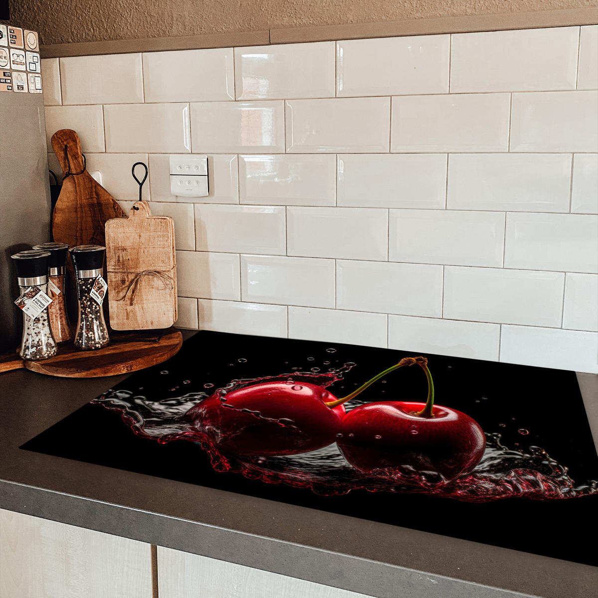 HERDABDECKPLATTE Kirsche - Rot - Frucht - Wasser - Schwarz 81x52 cm - Kirschrot, Kunststoff (81.6/0.2/52.7cm) - MuchoWow