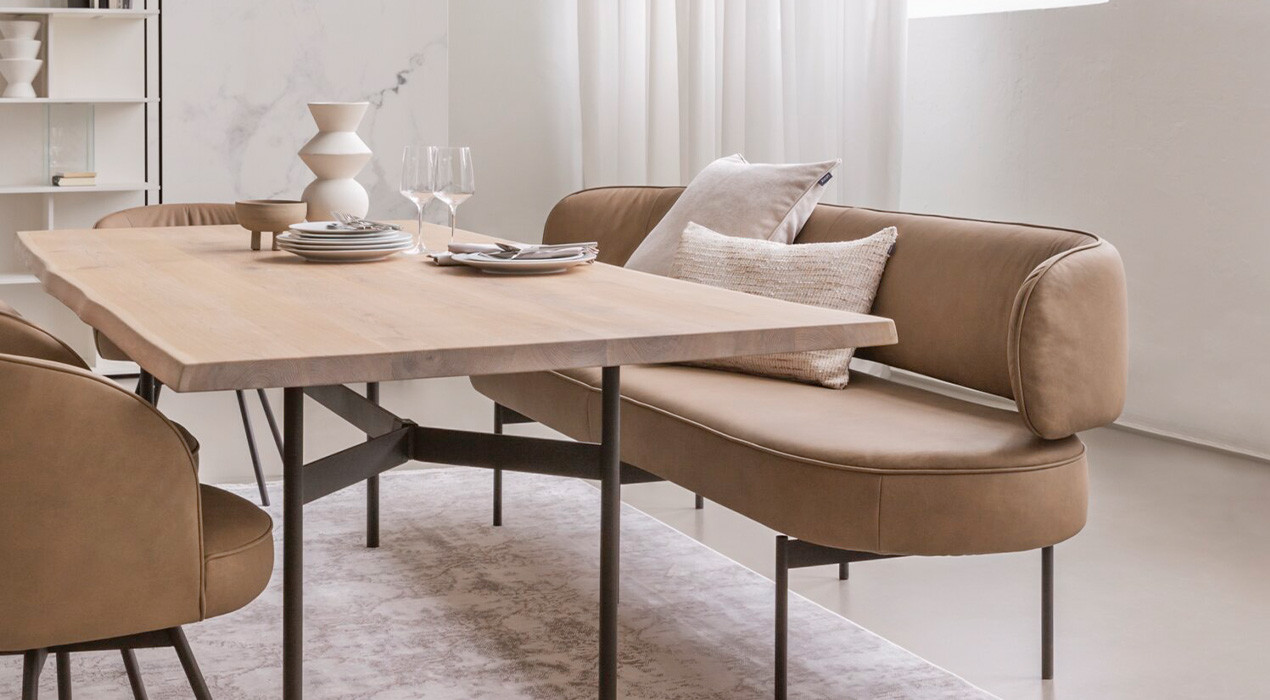 braune Esszimmerstühle an einem Holzesstisch