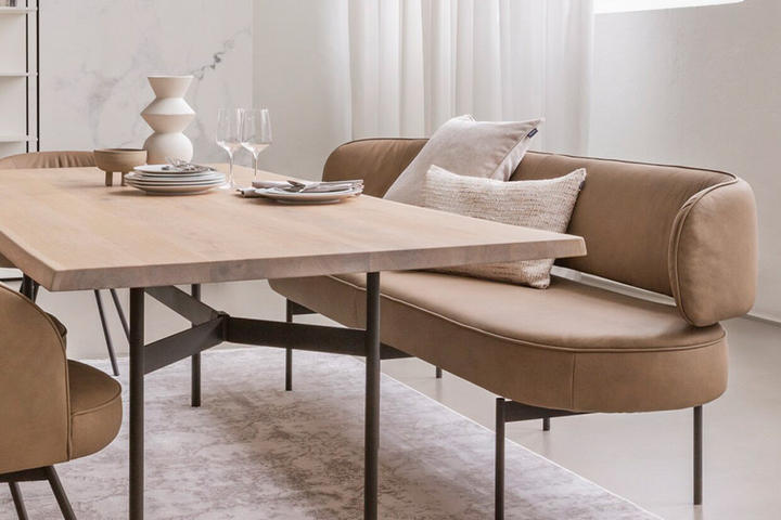 braune Esszimmerstühle an einem Holzesstisch