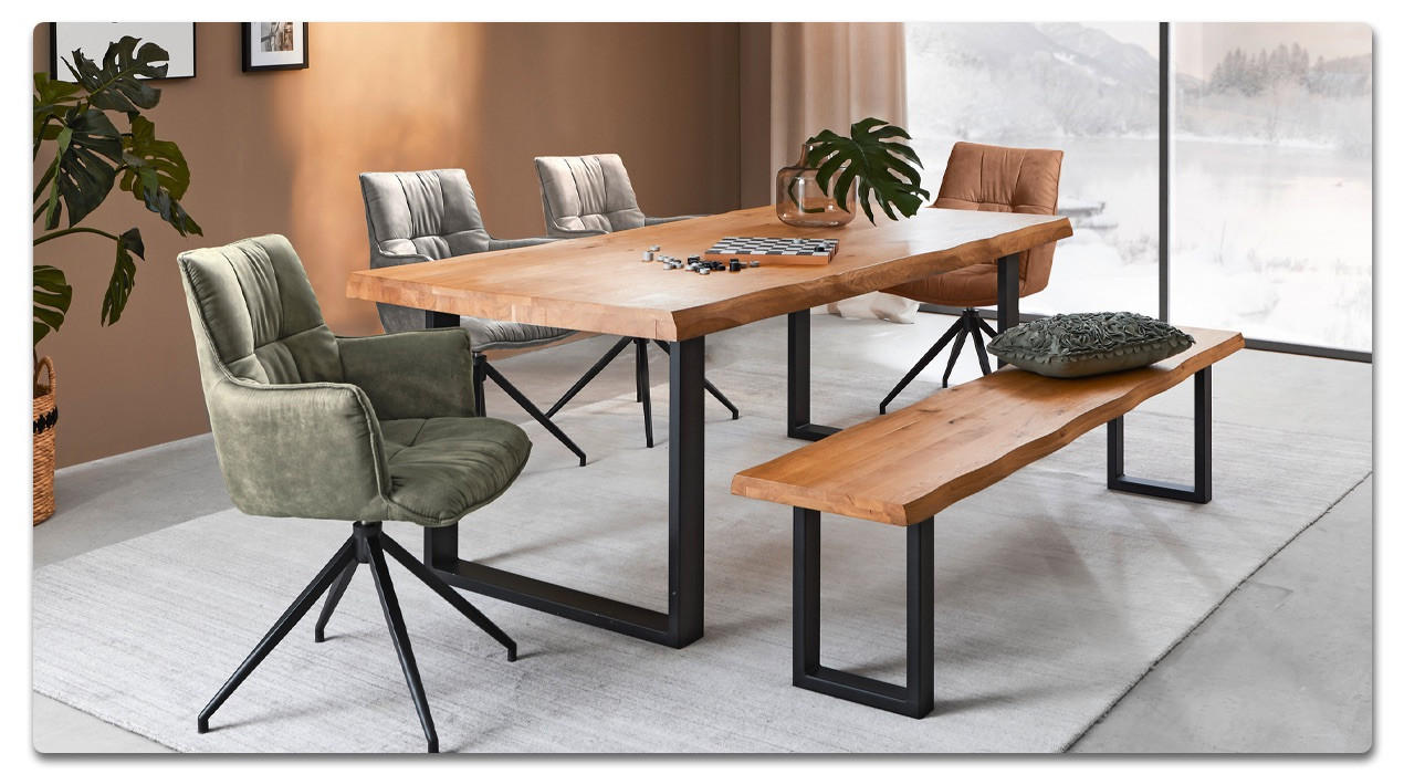 Esszimmertisch aus Holz mit stühlen und einer bank