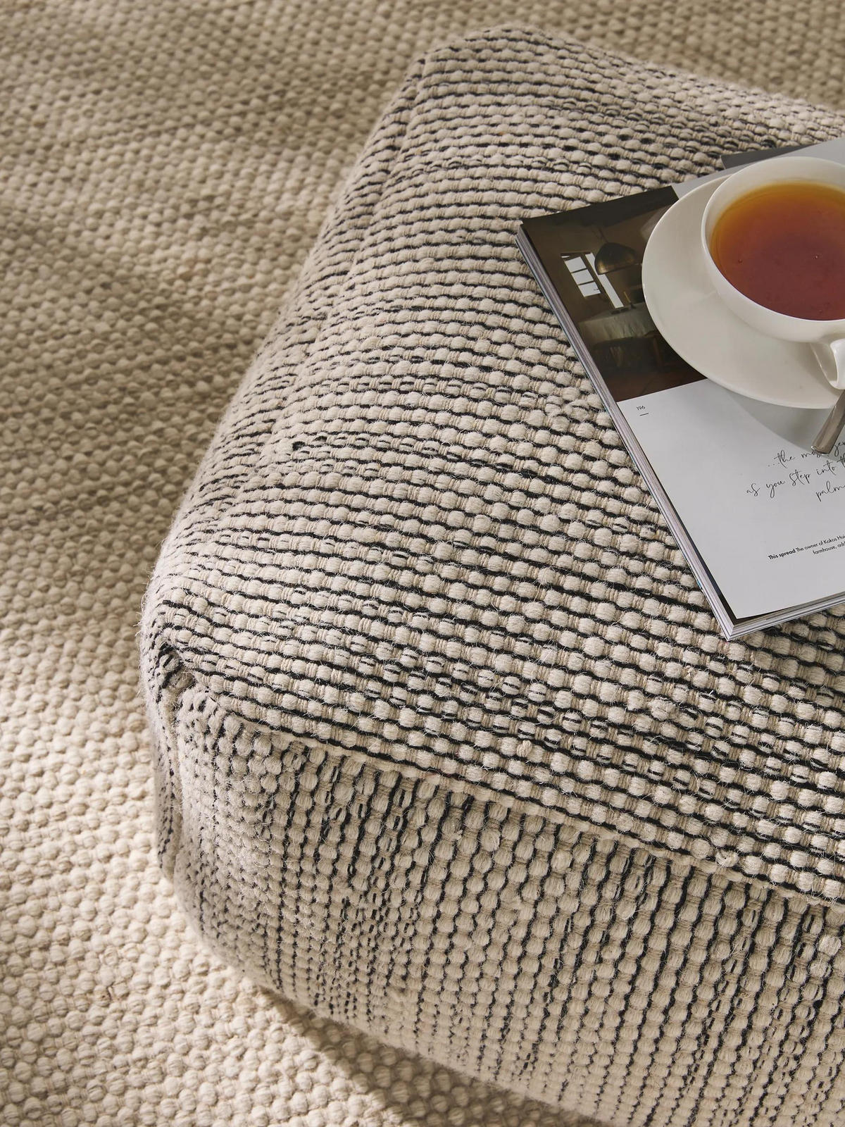 ROČNO izdelan volnen puf Rocco bež/črn 55x55x30 cm - bež, tekstil (55/30/55cm) - benuta Pure