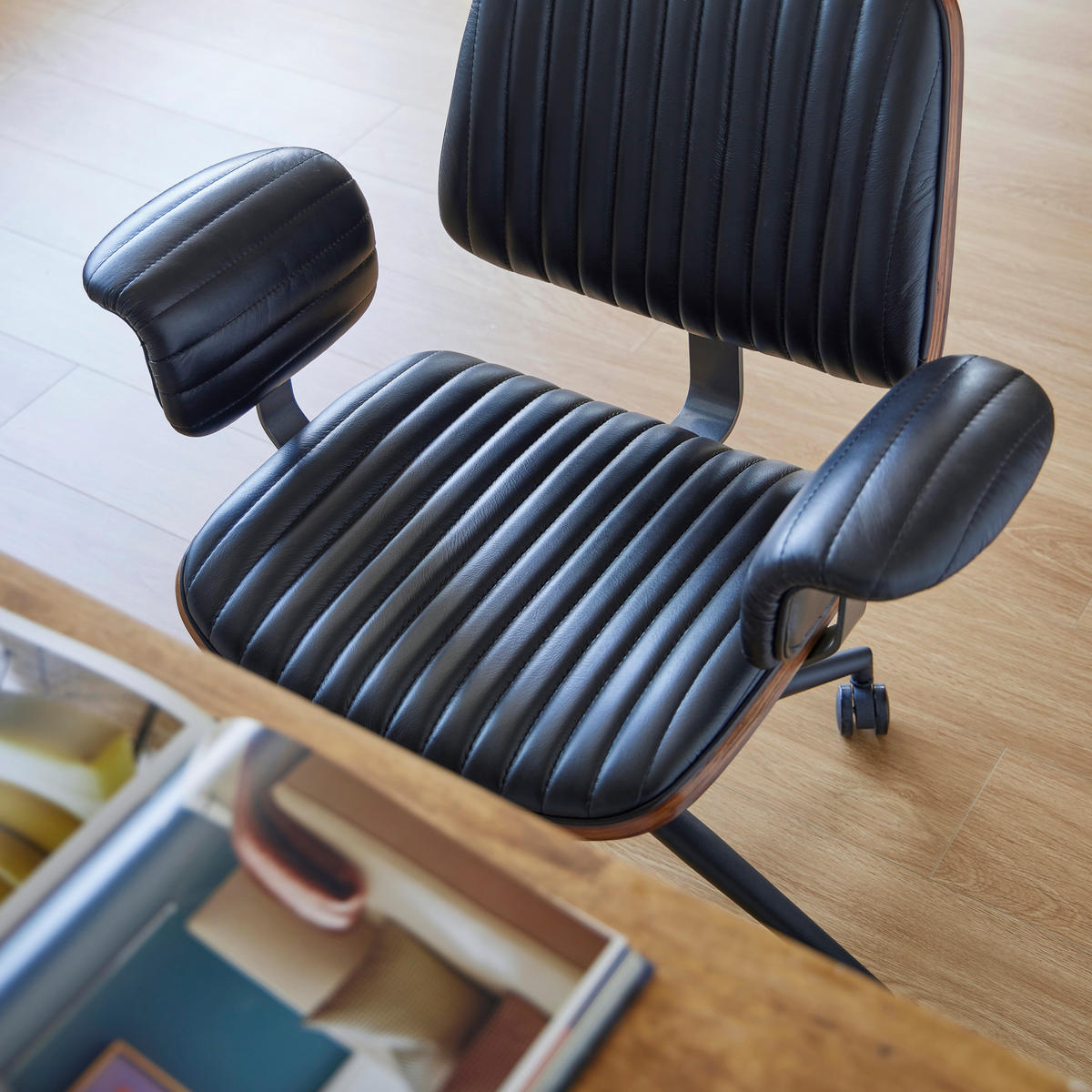 BÜROSTUHL in Schwarz 59x73x87 cm aus Echtleder mit gepolsterten Armlehnen und Drehfunktion - Schwarz, Leder (73/87/59cm) - IVMEU
