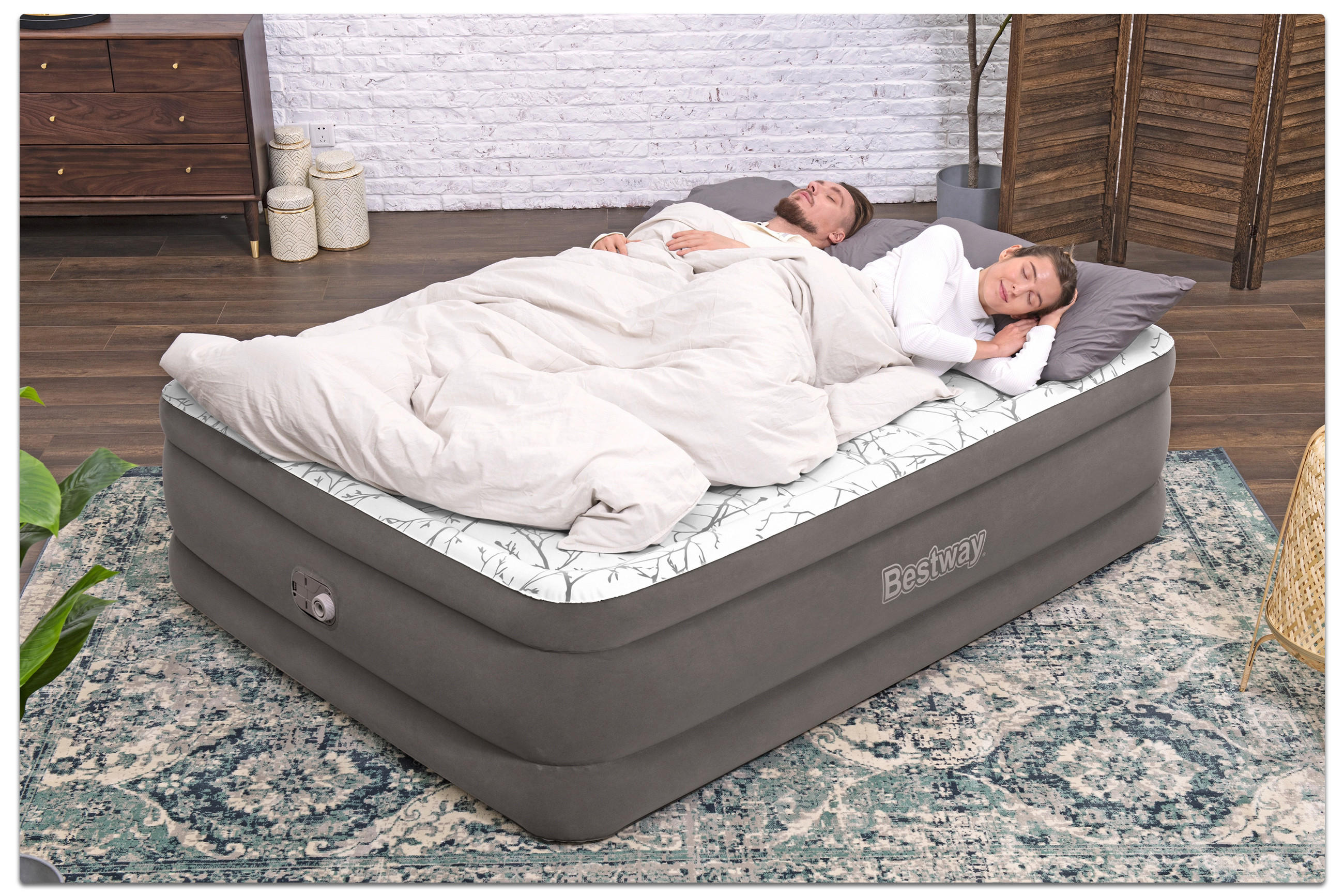  Zwei Personen liegen entspannt auf einem Luftbett in einem gemütlichen Raum.