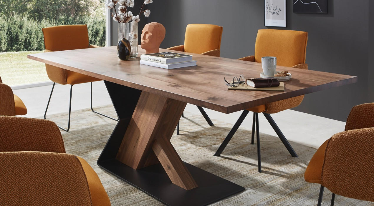 Esszimmertisch aus Nussbaum mit orangenen Stühlen
