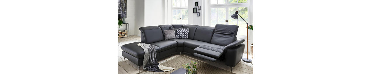 Schwarzes Leder-Sofa in L-Form mit integriertem Recliner.