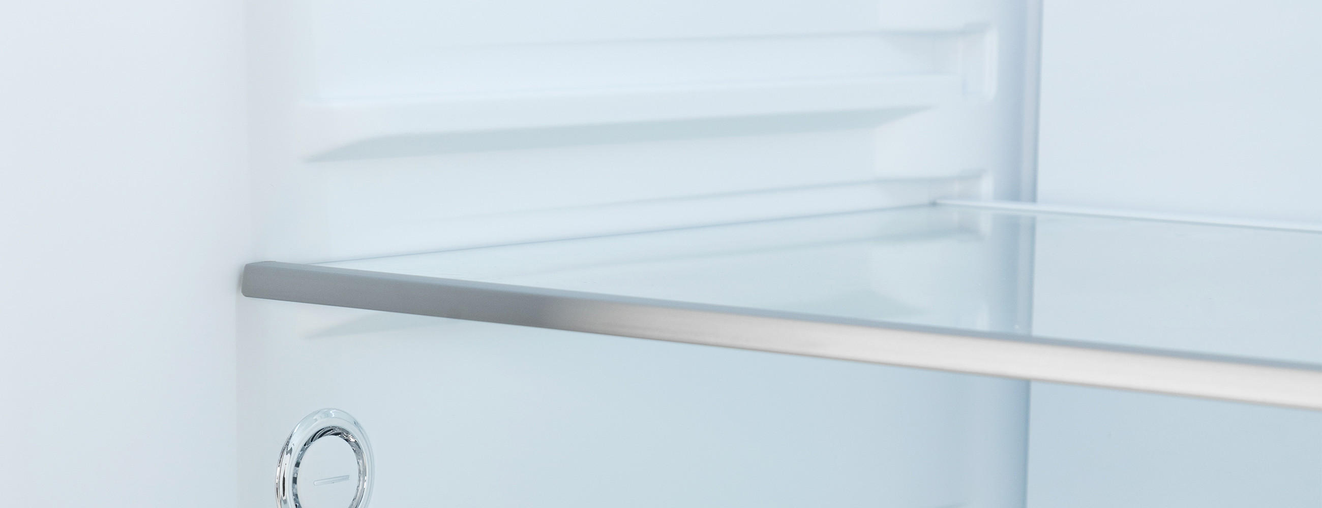 Nahaufnahme von leerem Kühlschrankfach.