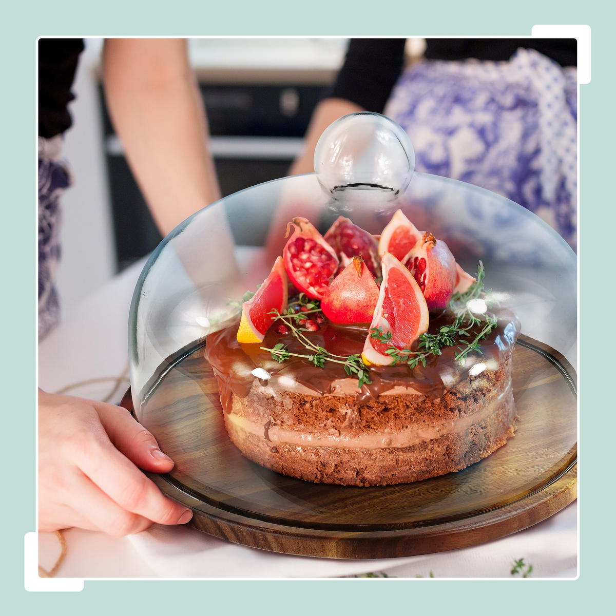 TALÍŘ na dorty - průhledná, dřevo/sklo (28/16/28cm) - Relaxdays