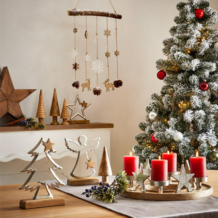 Weihnachtsdekoration rot mit Holz