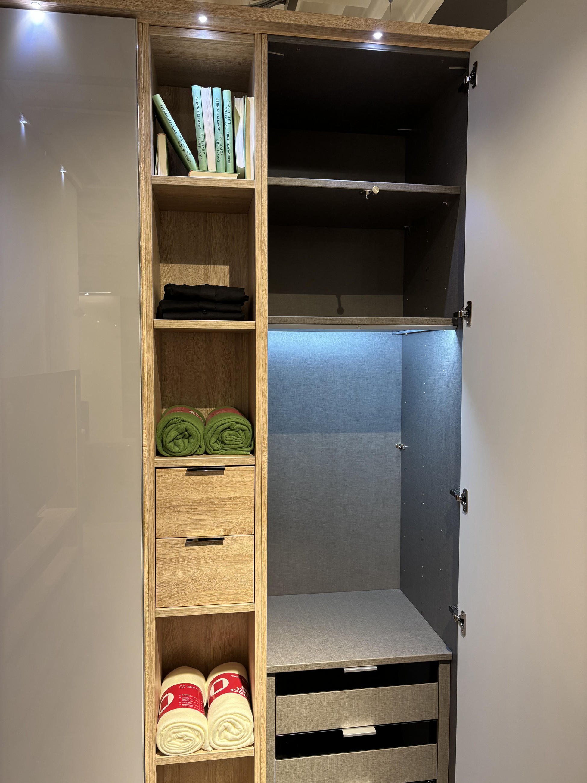 DrehtÃ¼renschrank Megaplan 110 - Novel