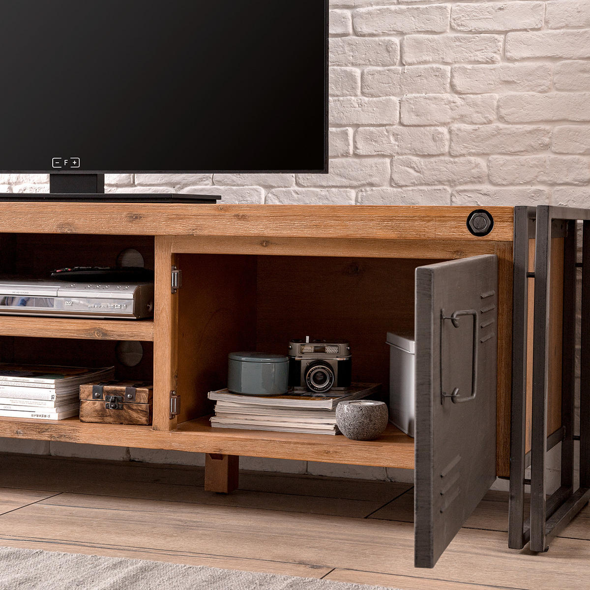 TV-LOWBOARD - 2 Fächer mittig, Akazie massiv / Metall - Akaziefarben, Holzwerkstoff (180/50/45cm) - home24