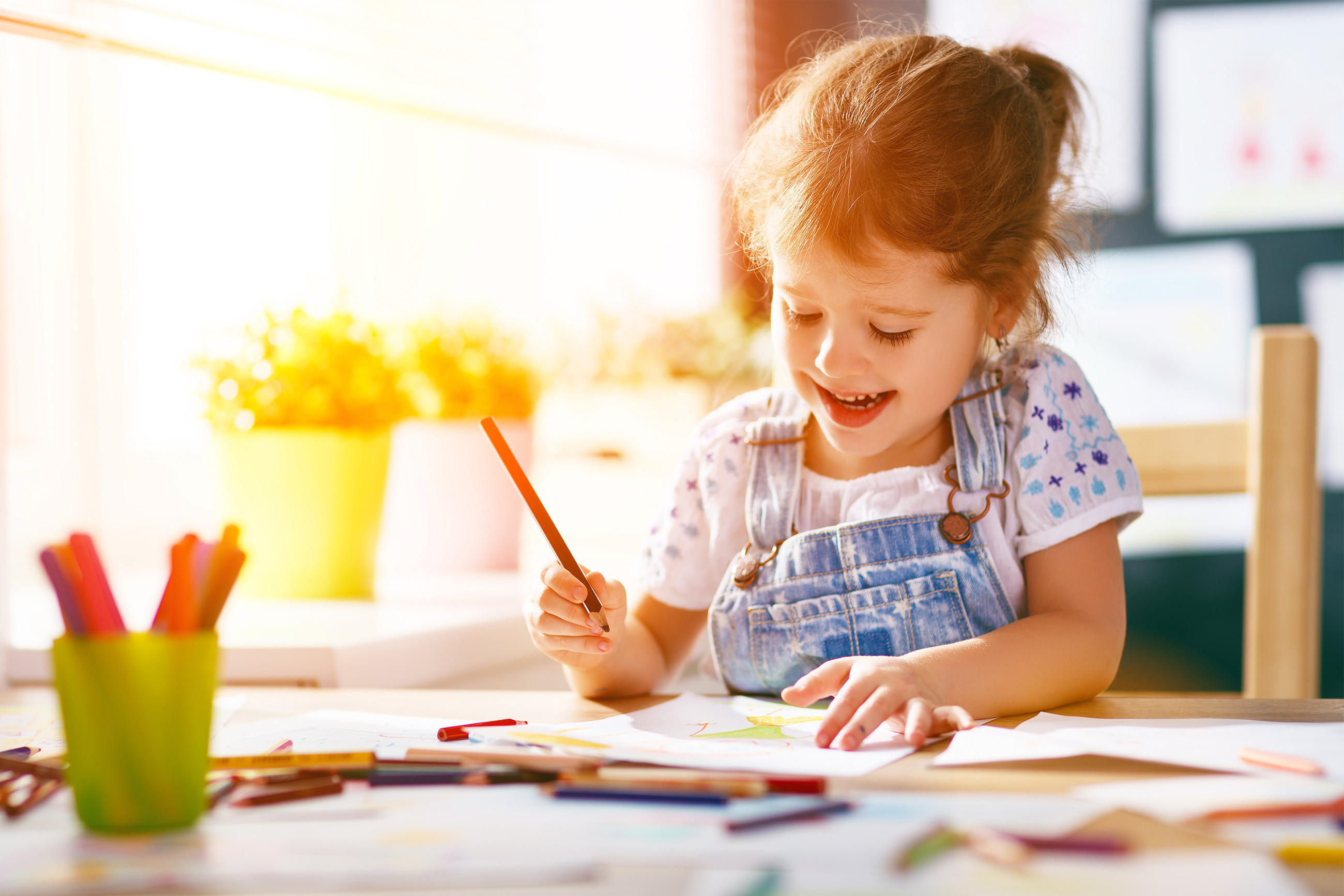 Kind malt in ein Malbuch