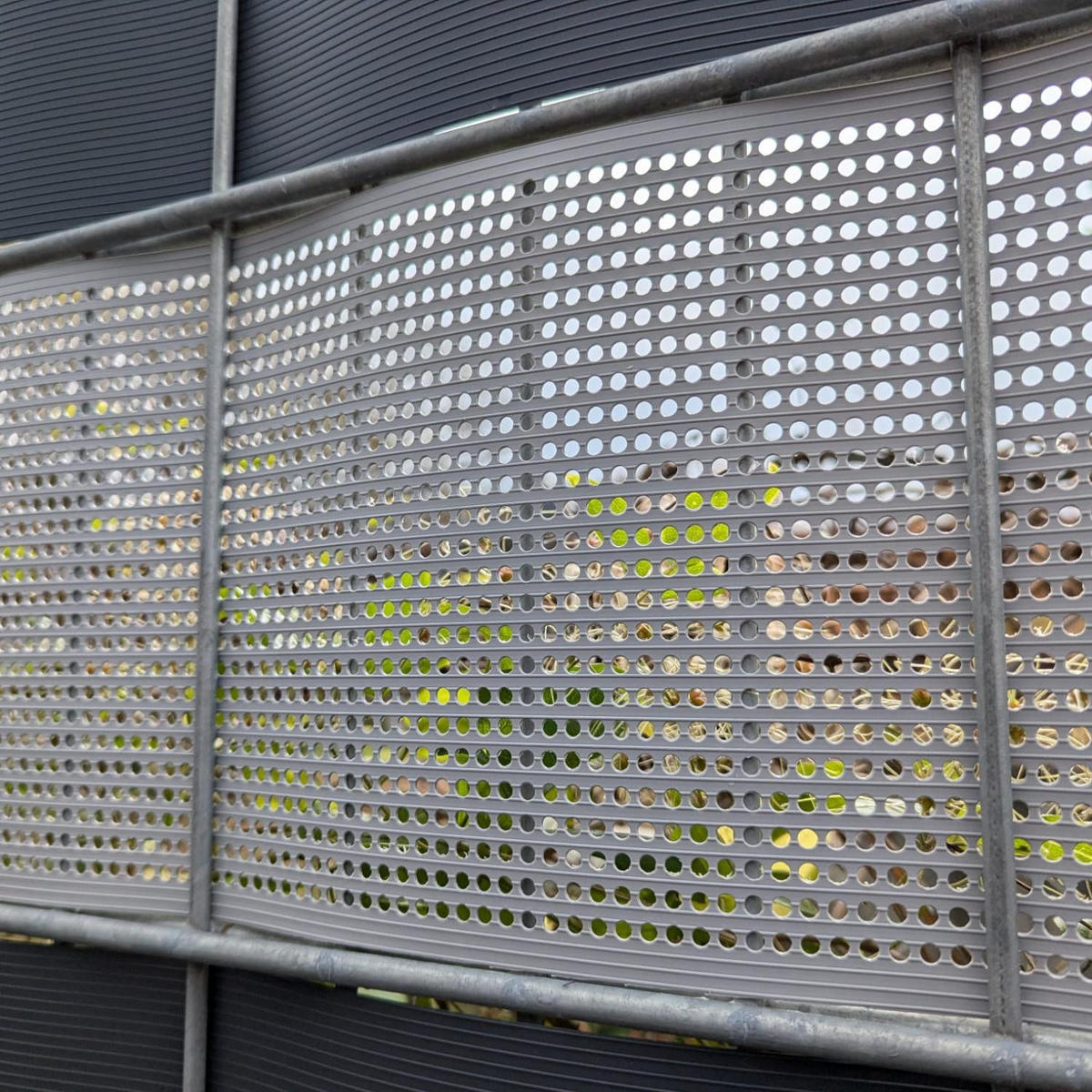 SICHTSCHUTZSTREIFEN Rille Gelocht 30 Prozent PP Streifen Tannengrün 26m - Dunkelgrün, Kunststoff (2600/19cm) - ZAUN|ZU