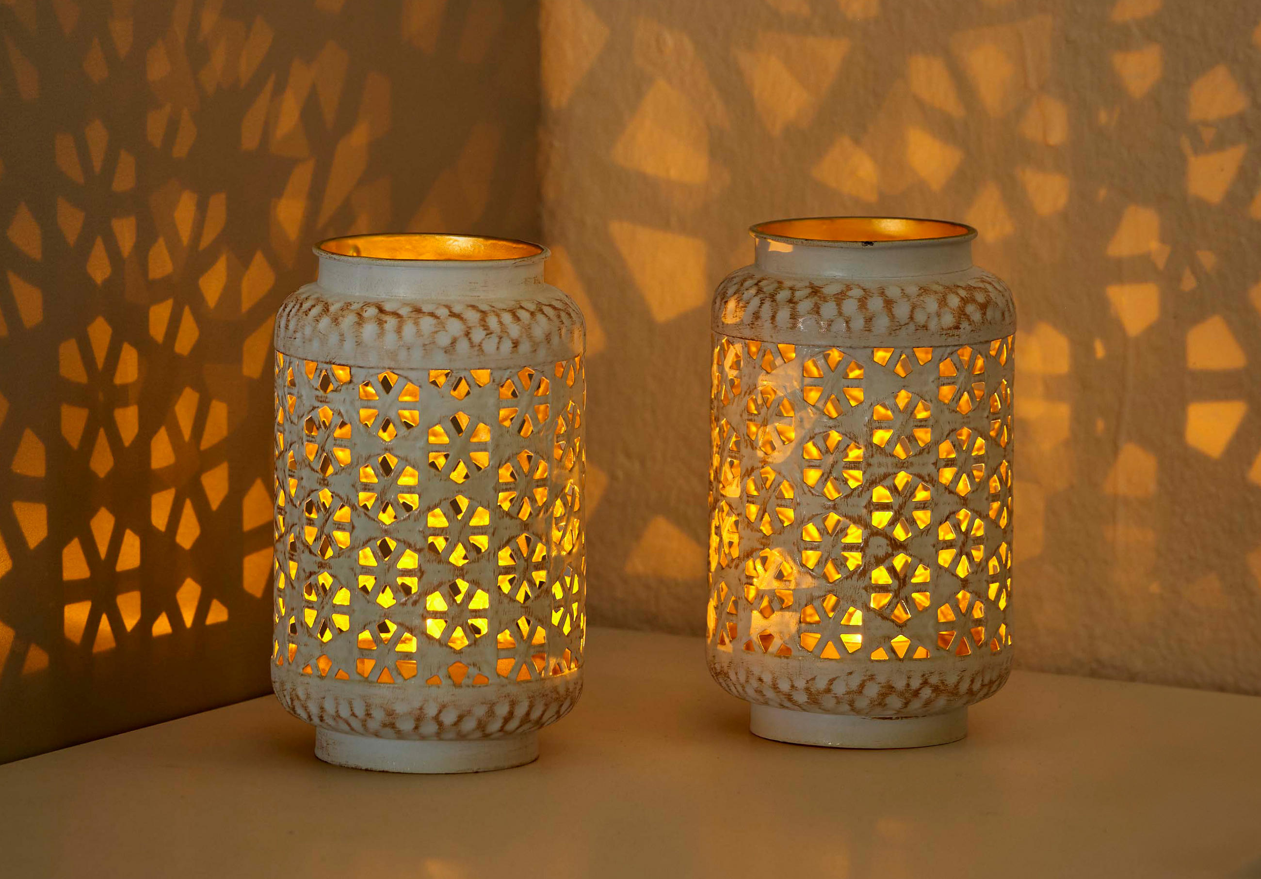 WINDLICHT Orientalisch - stilvolles Design mit faszinierendem Schattenspiel für gemütliche Atmosphäre, 2er-Set - Weiß, Metall (9/15/9cm) - Northpoint
