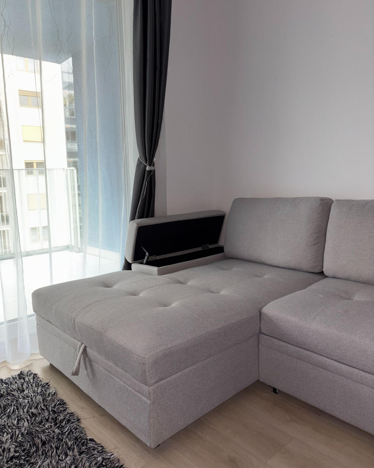 ROZKLÁDACÍ ROHOVÁ POHOVKA 3-místná Umělý len Světle šedá s úložným prostorem pravostranná Hrisey - světle šedá, textil (293/161cm) - Beliani