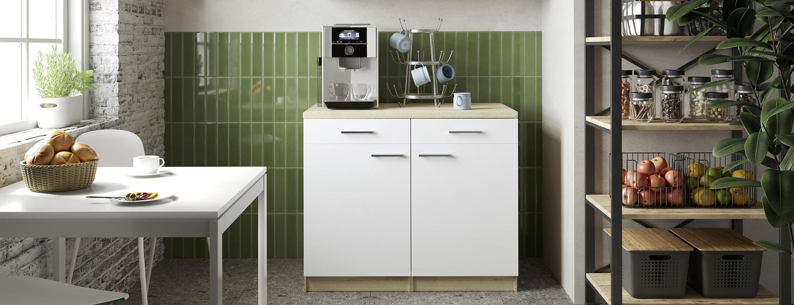 Kompakte Pantryküche mit weißem Unterschrank und Holzarbeitsplatte vor grüner Fliesenwand; darauf Kaffeemaschine und Abtropfgestell, links kleiner Frühstückstisch am Fenster, rechts offenes Regal mit Vorräten, Obstkörben und Pflanzen.