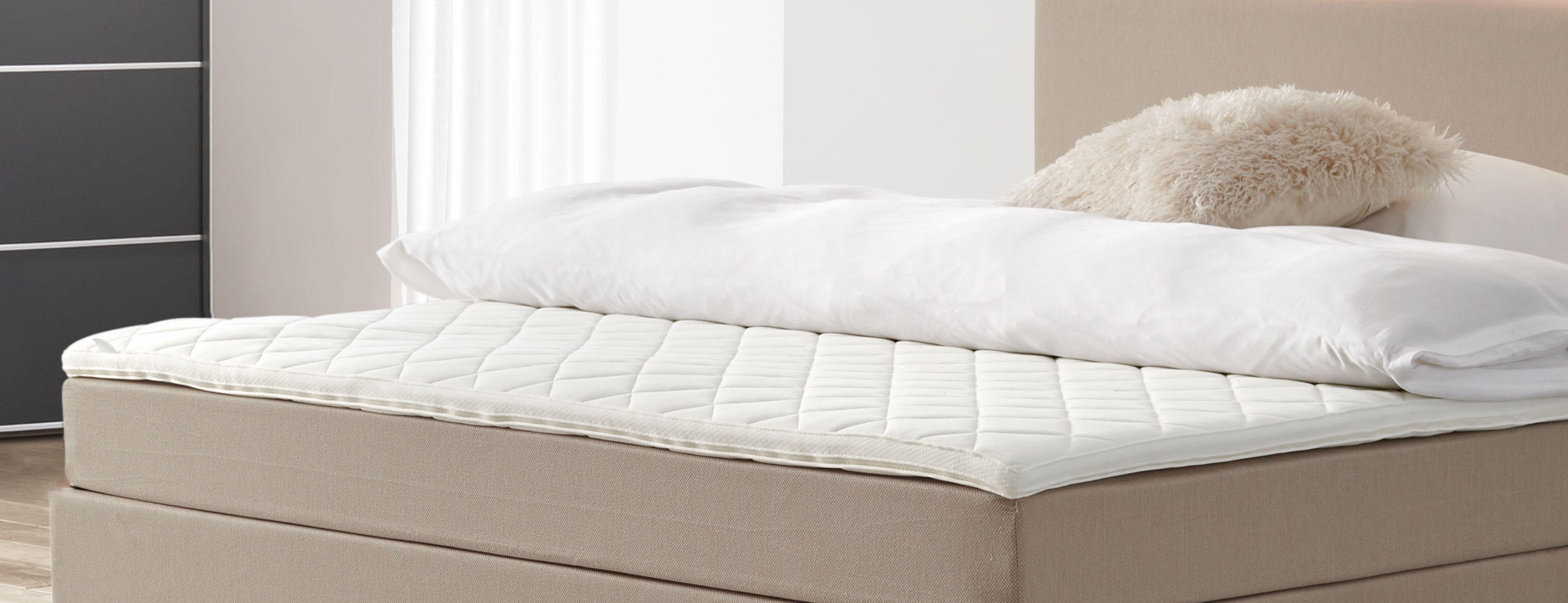 Matratze auf beigem Bett