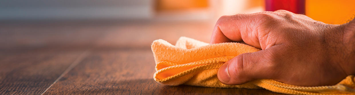 Hand mit Putzlappen
