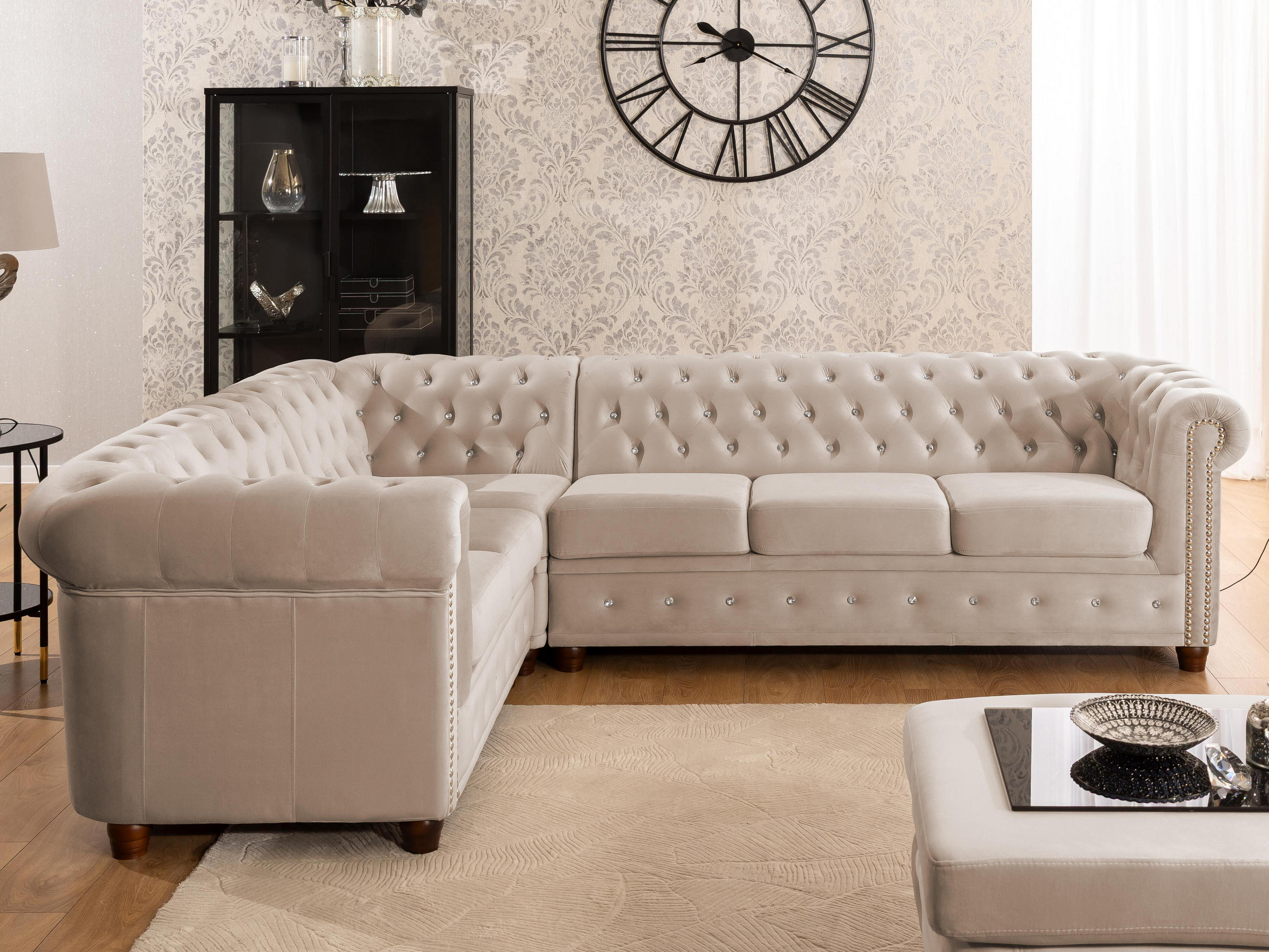 ECKSOFA Chesterfield Cleo Blink Beige Samt mit Kristallsteppung und braunen Massivholzfüßen - Ottomane Links - Beige/Braun, Holz/Textil (264/210cm) - S-Style Möbel