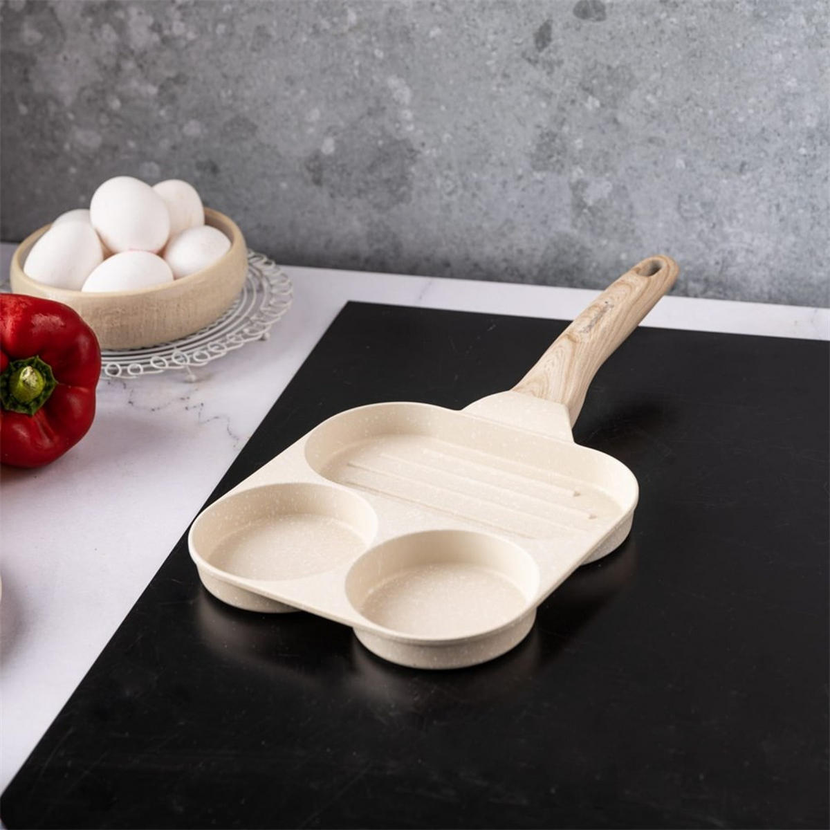 EIERPFANNE Creme 36/18.5/2.5 cm KB7818 - Creme, Metall (36cm) - Klausberg 