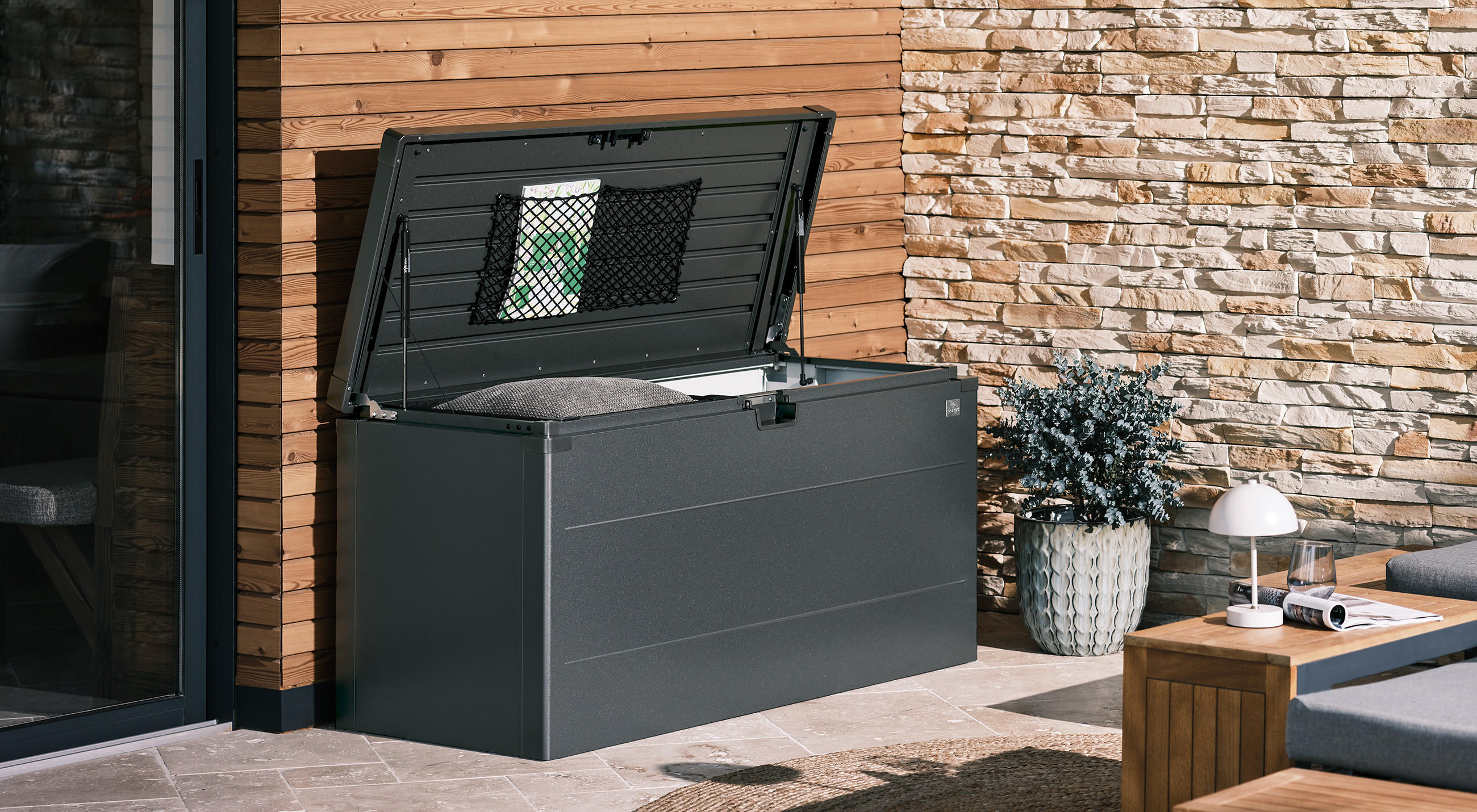 Aufbewahrungsbox von Liebherr für den Garten und Terrasse.