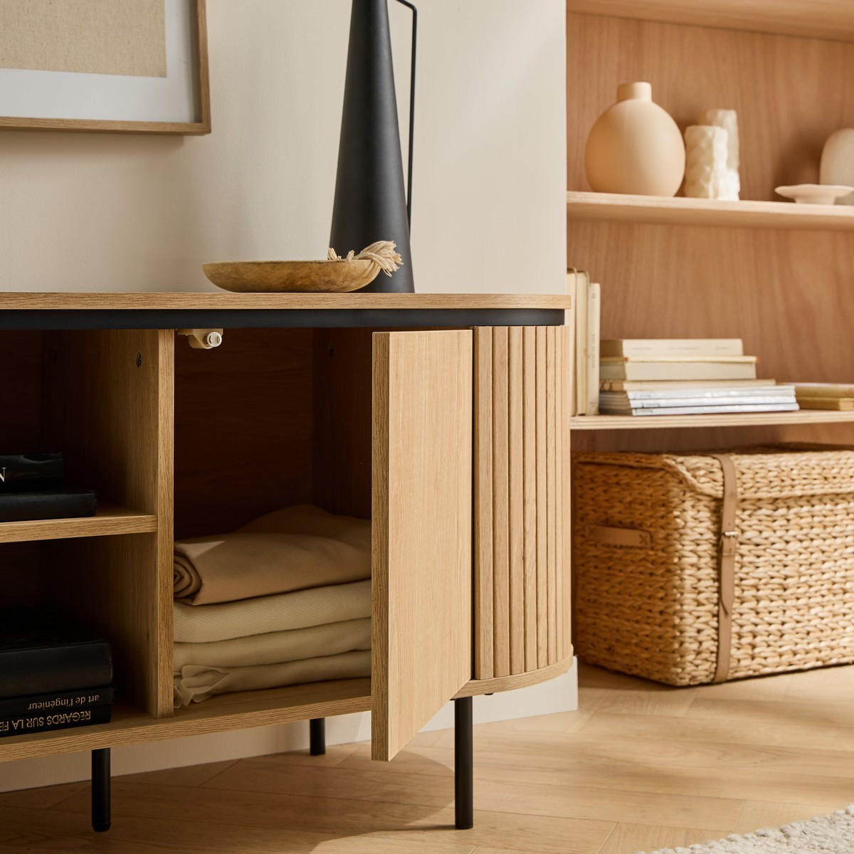 TV-MÖBEL mit 2 Türen und seitlichem Rillen-Effekt 150/55/40 cm - Eschefarben, Holzwerkstoff (40/55/46cm) - Calicosy