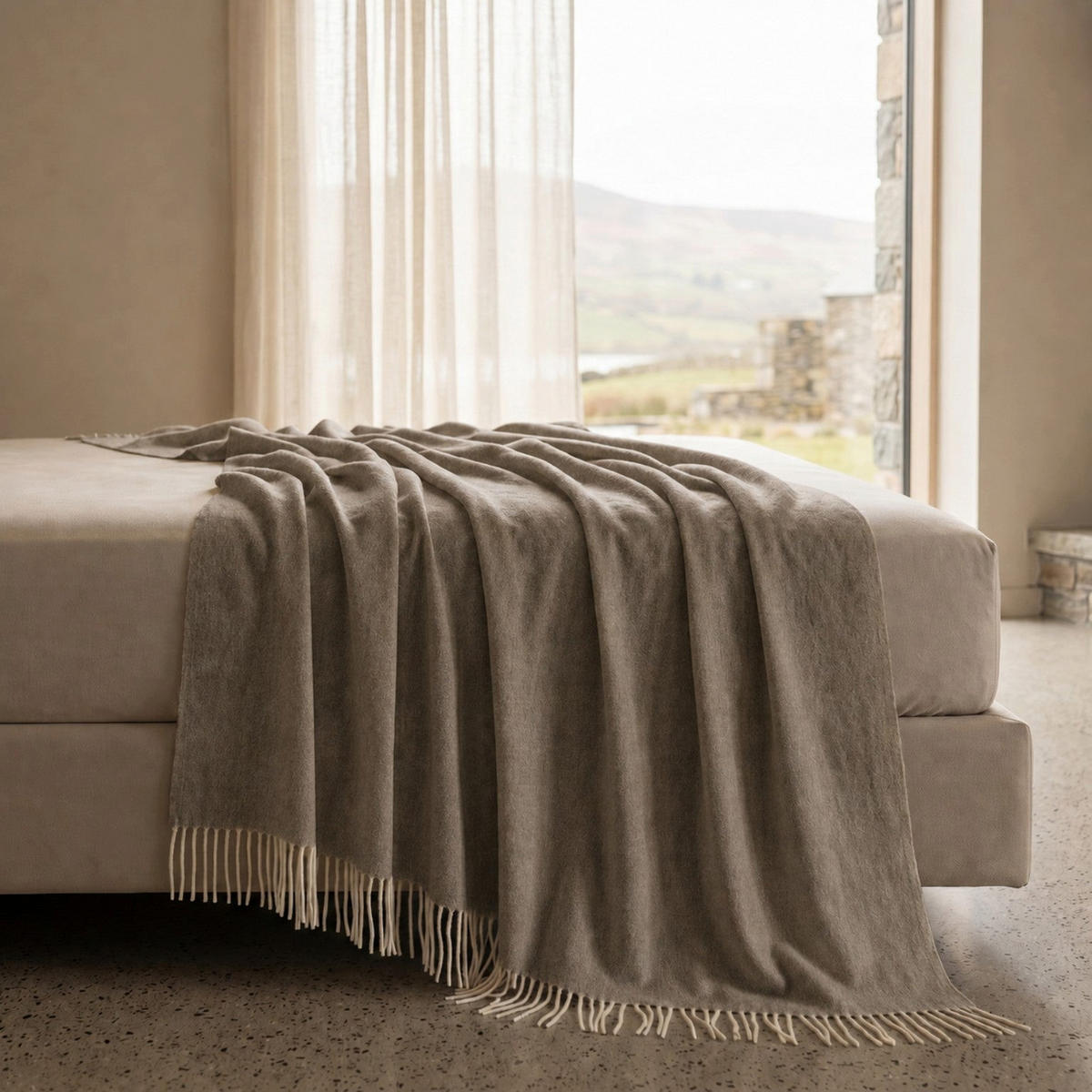 PLÉD 130x170 cm iz mešanice bombaža Taupe ; Lahka odeja 250 g/m² za kavč in posteljo - sivorjava, tekstil (130/170cm) - The White Stone