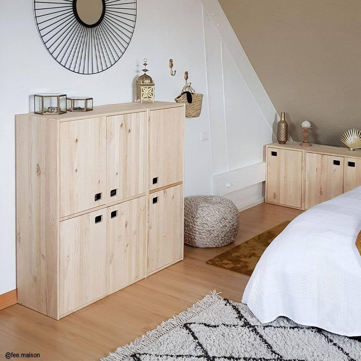 KOMMODE aus massiver Kiefer mit einer Tür und einem höhenverstellbaren Einlegeboden - L37 x H53,5 cm - Eschefarben, Holzwerkstoff (37.3/53.5/36cm) - Calicosy