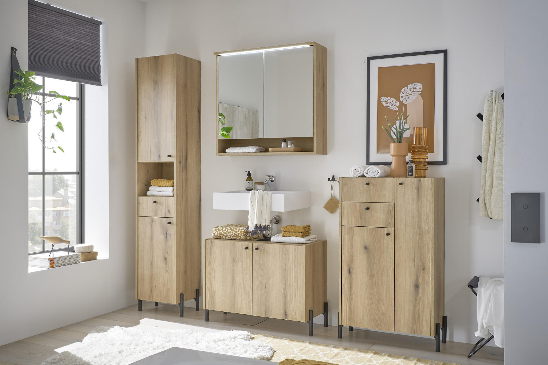 Helle und freundliche Badezimmermöbel aus Holz mit Schränken und einem Spiegel