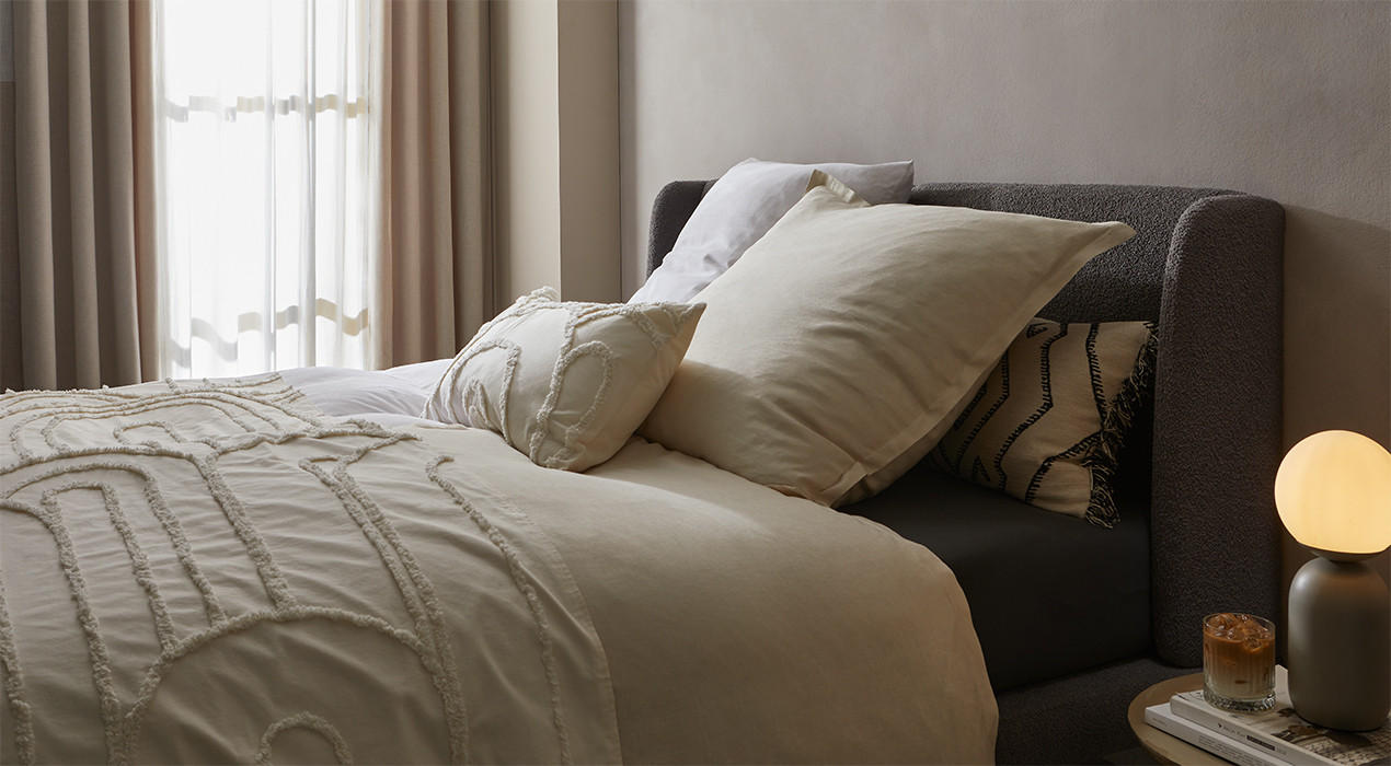 Bett mit Bettwäschen in Beige