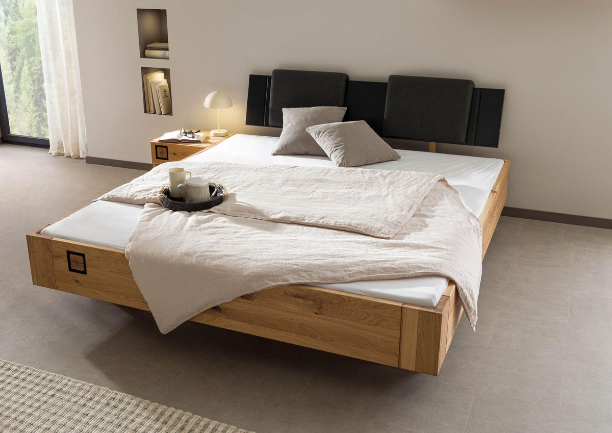 BETT mit Nachttisch Massivholz Wildeiche 200 x 200 x 86 natur KITZBÜHEL #167 - Braun, Holz (200/200cm) - Massivmoebel24