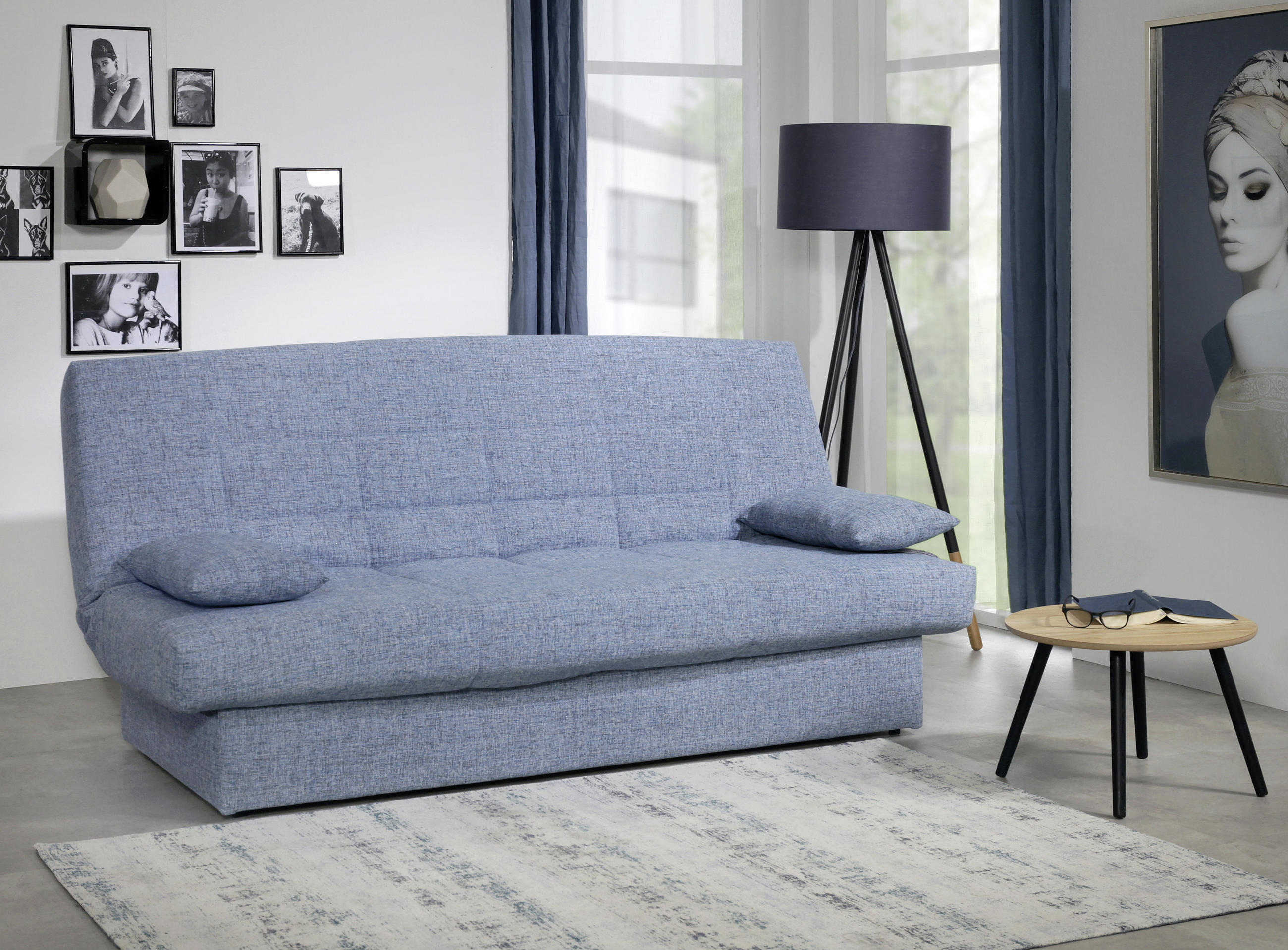 Udoben trosed s funkcijo ležišča v modri barvi.