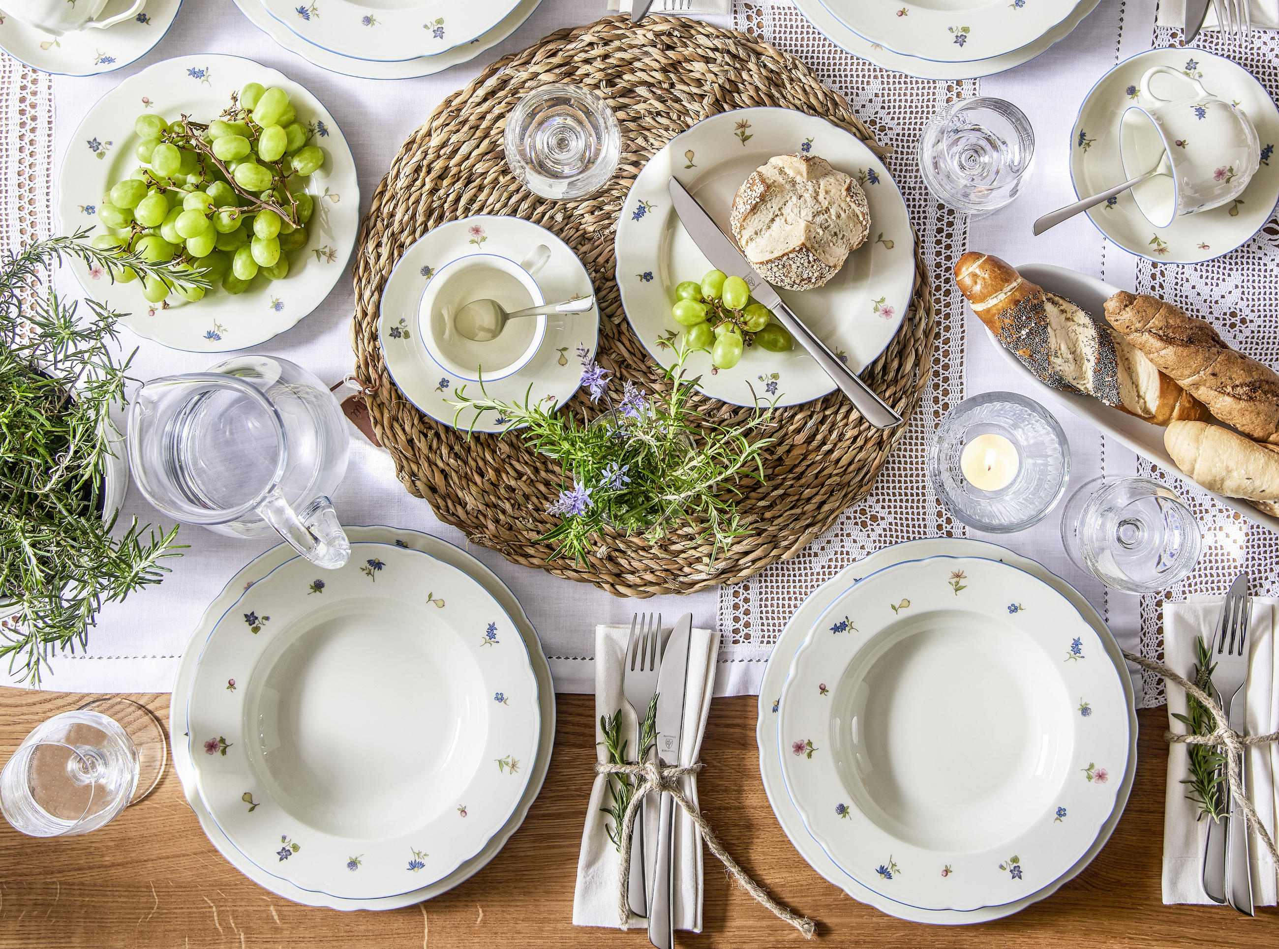 virágos étkészlet, csipke terítő,üveg vizeskancsó, mécsestartó, bagett, szőlő, vidéki hangulat