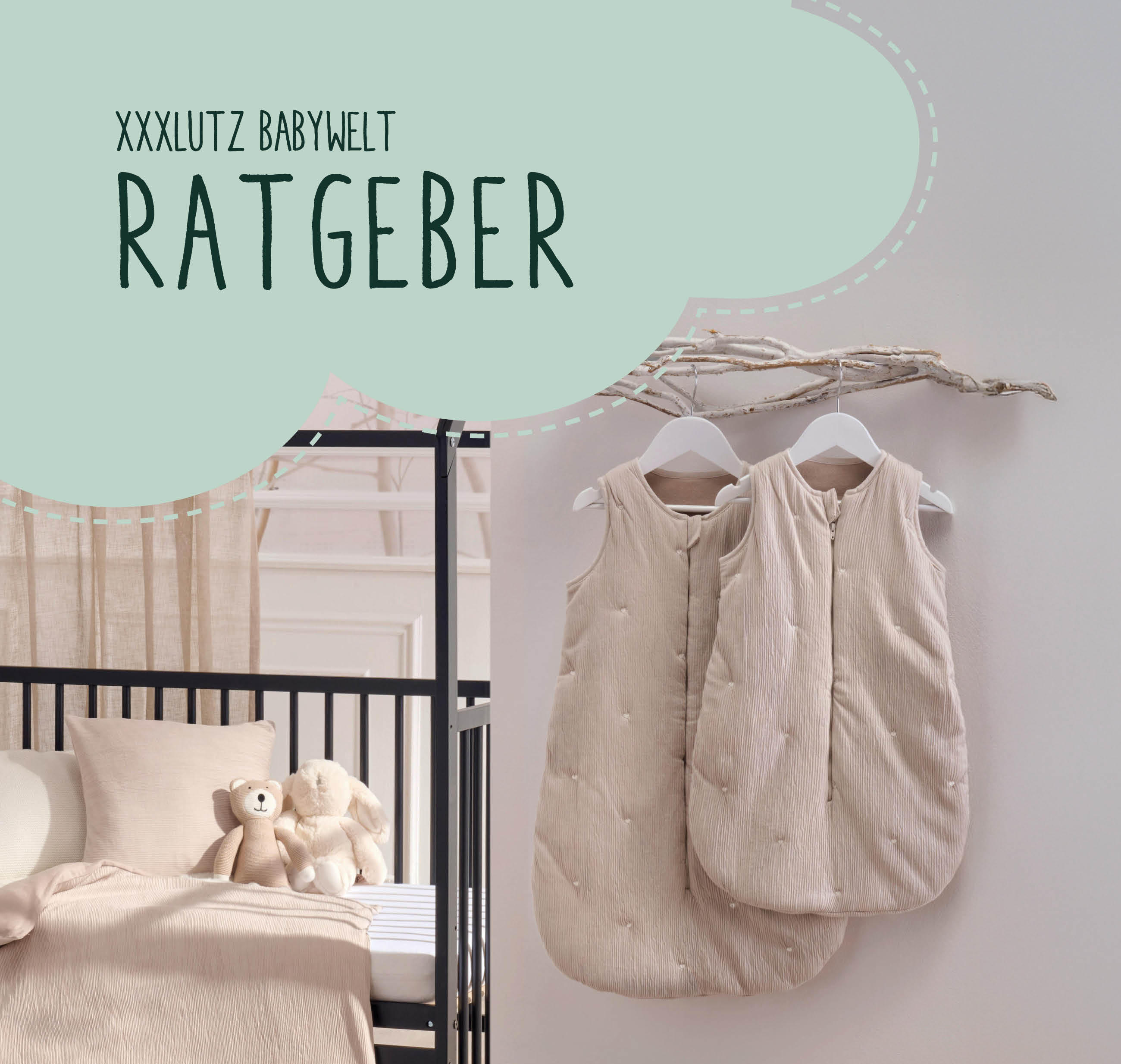 Ein Babybett mit schwarzen Metallstäben befindet sich links im Hintergrund des Bildes. Darauf liegen zwei Kuscheltiere in beige und creme sowie zwei Kissen und eine Decke in beige. Im Vordergrund hängen zwei Baby-Schlafsäcke in beige auf Kleiderbügeln.