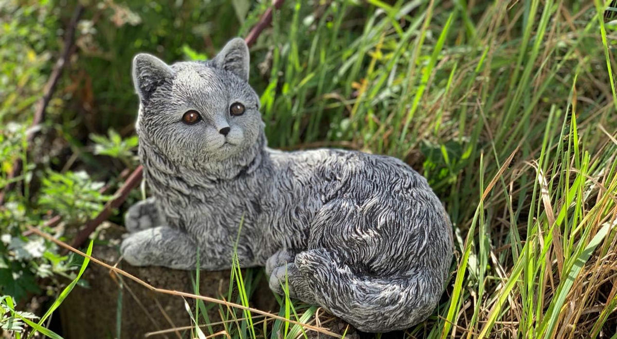 STEINFIGUR Katze Emilia liegend frostfest wetterfest Gartenfigur Steinguss - Grau, Stein (28/16/15cm) - stoneandstyle
