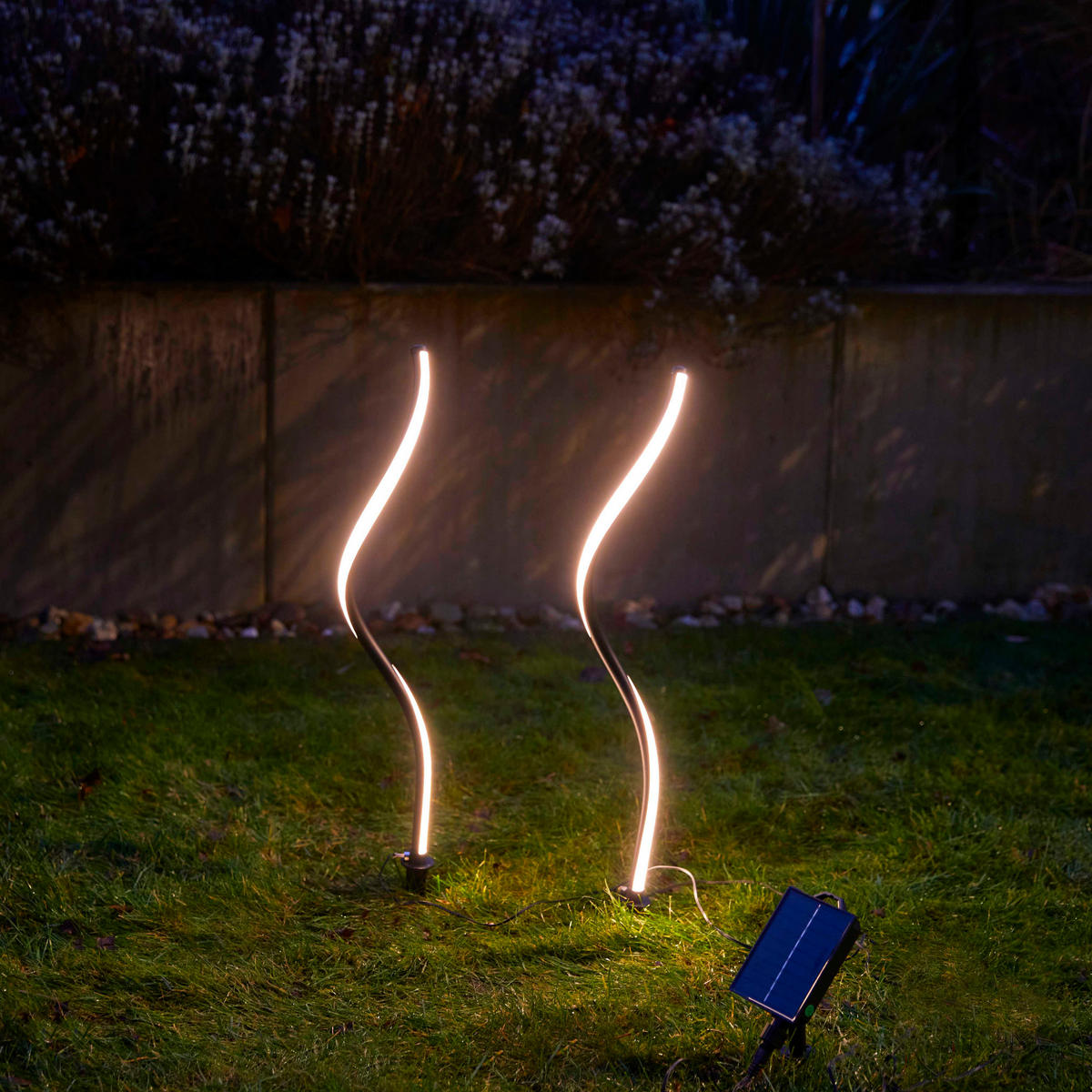 SOLAR-LED-GARTENSTECKER - warmweiß mit Dämmerungssensor und wetterfestem Design für stimmungsvolle Außenbeleuchtung - Weiß, Kunststoff (2/2/72cm) - Northpoint