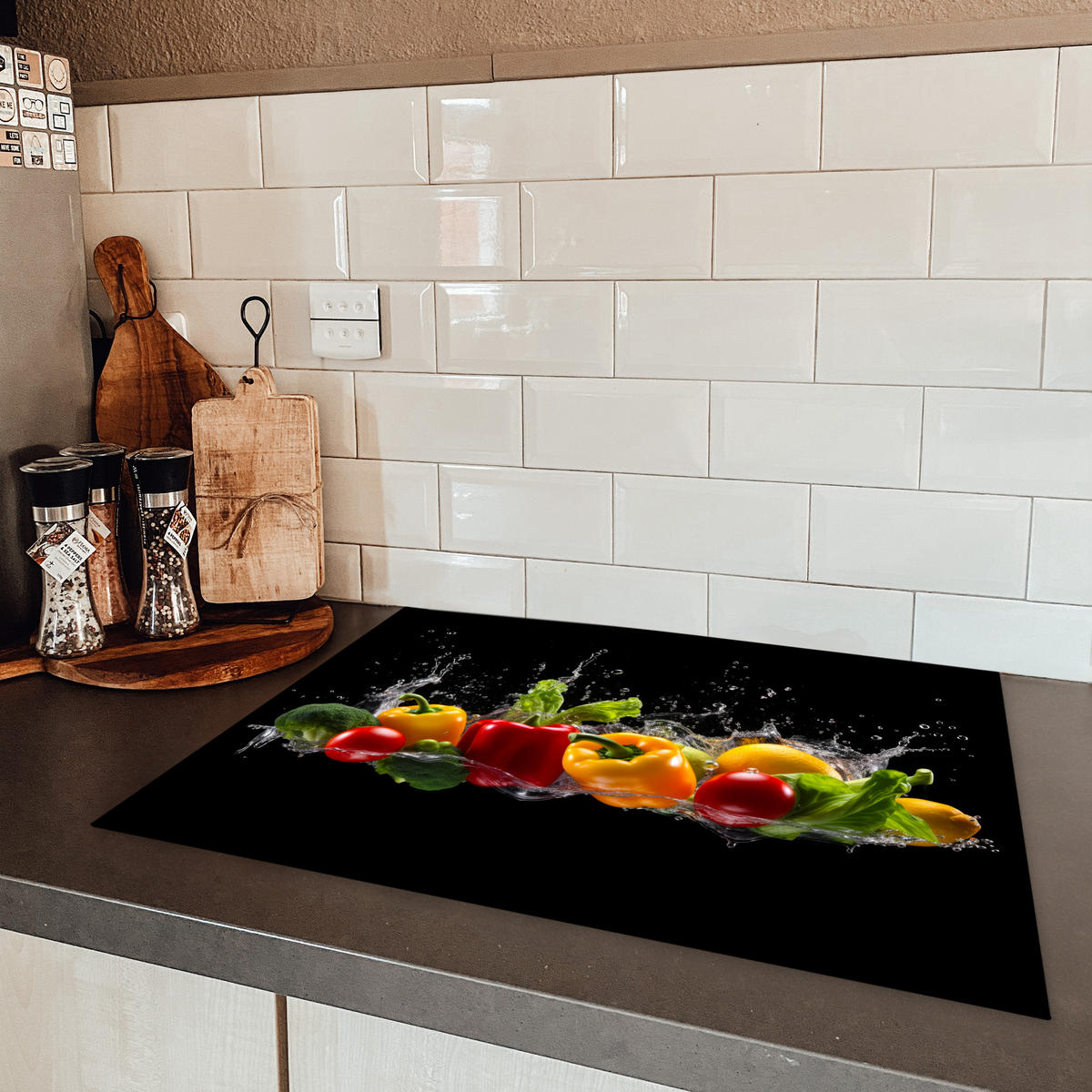 HERDABDECKPLATTE Paprika - Wasser - Gemüse - Schwarz 70x52 cm - Multicolor, Kunststoff (70/0.2/52cm) - MuchoWow