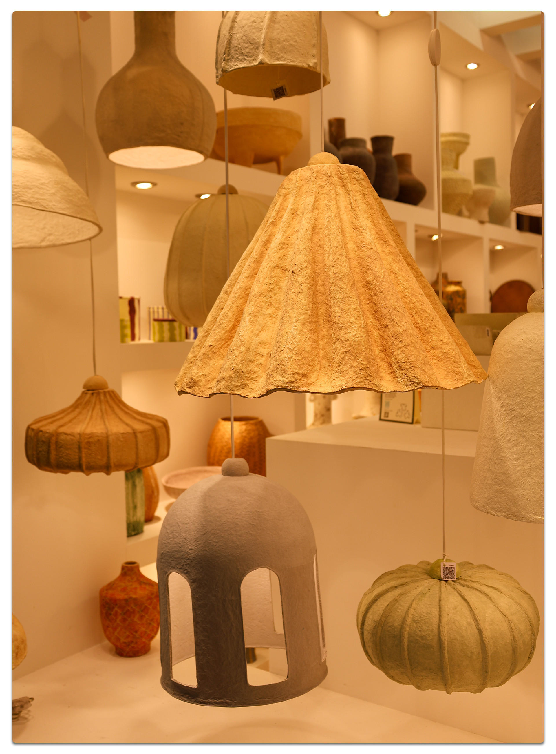 Präsentation von Lampen auf der Ambiente Messe 2025.