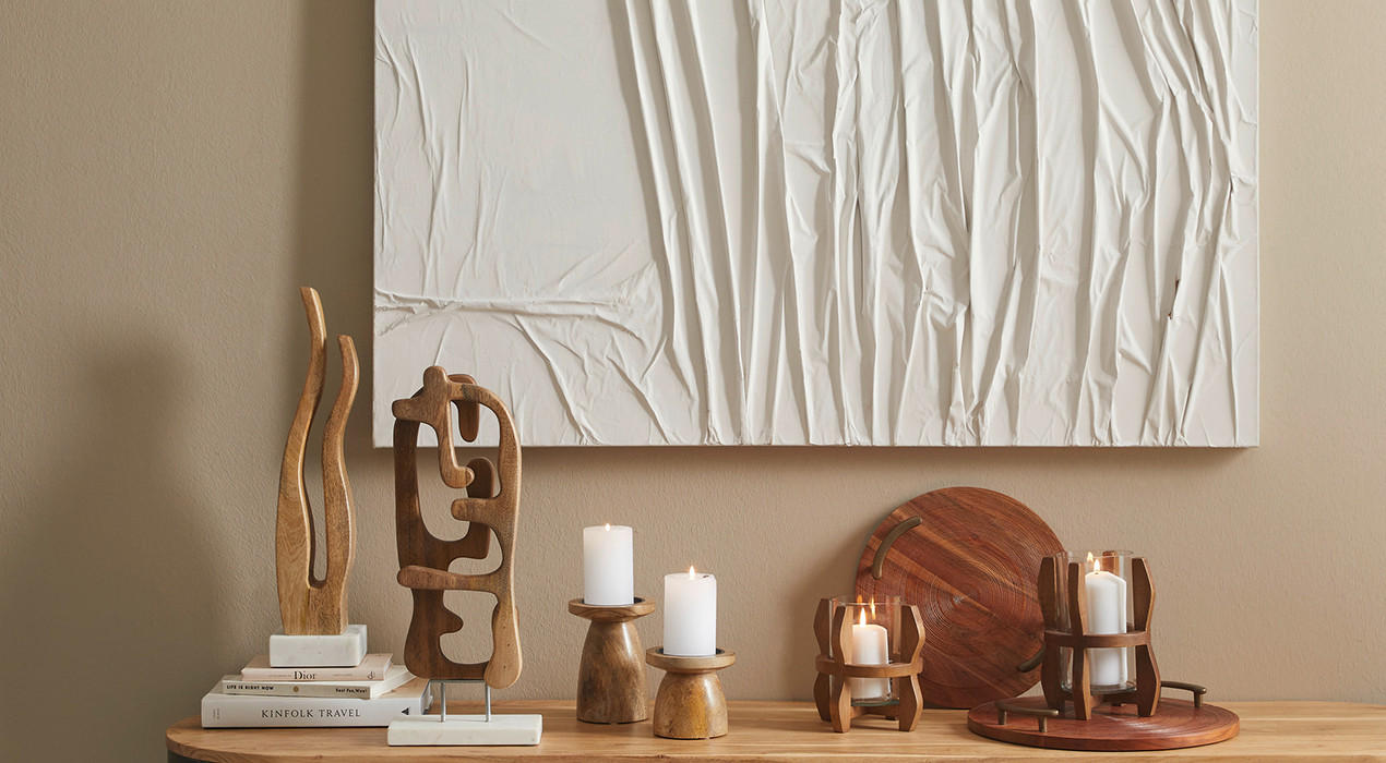 Kommode mit Wohnaccessoires aus Holz
