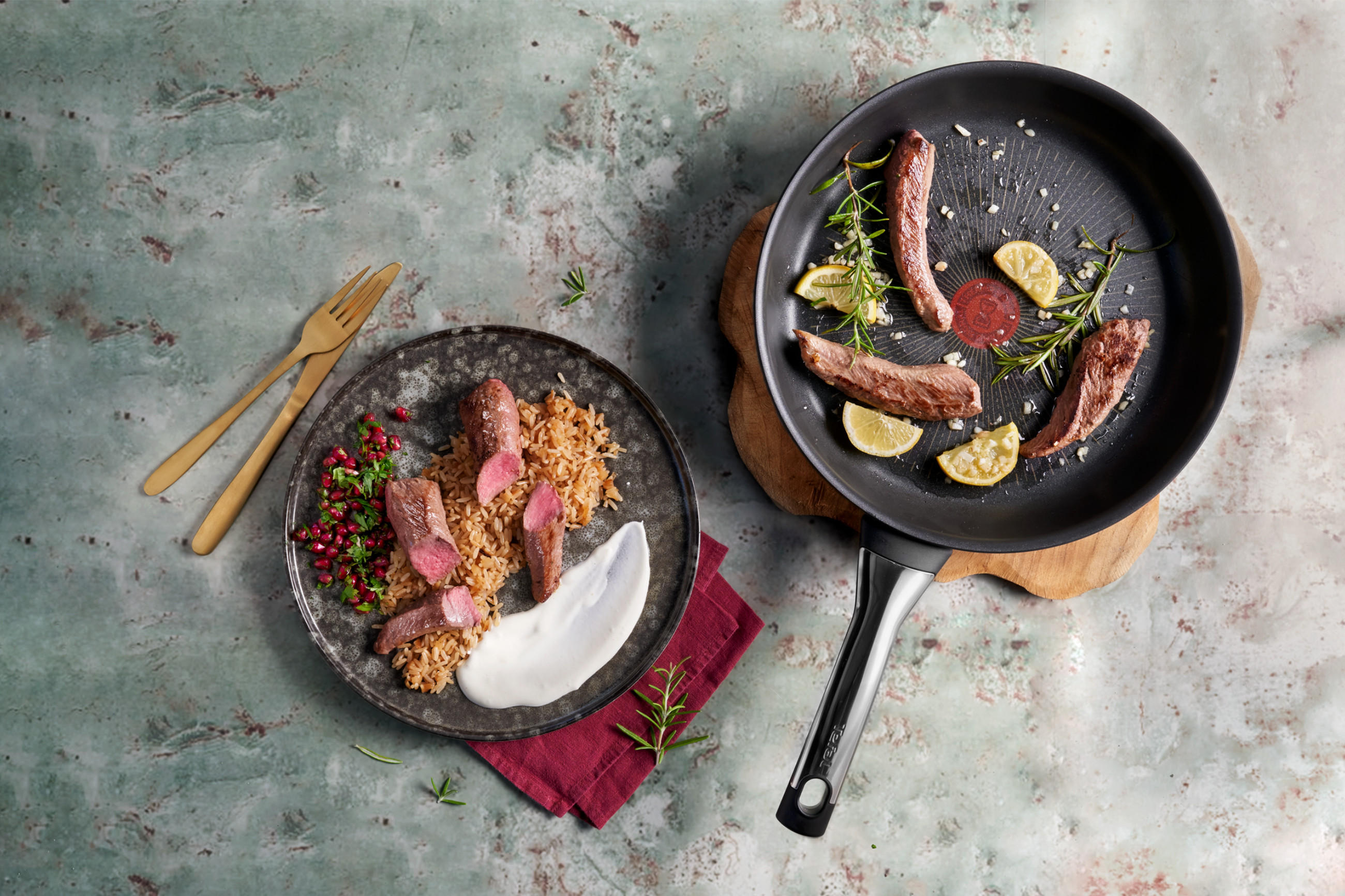 Pfanne von TEFAL auf moderner Arbeitsplatte.