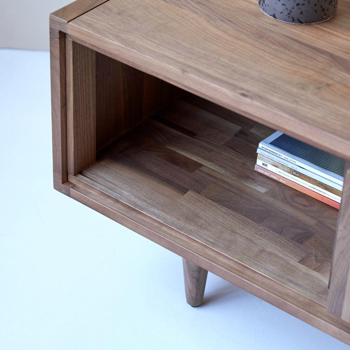 TV-SCHRANK Jonàk Dunkelbraun aus Walnuss - Dunkelbraun, Holz (140/45/45cm) - Tikamoon