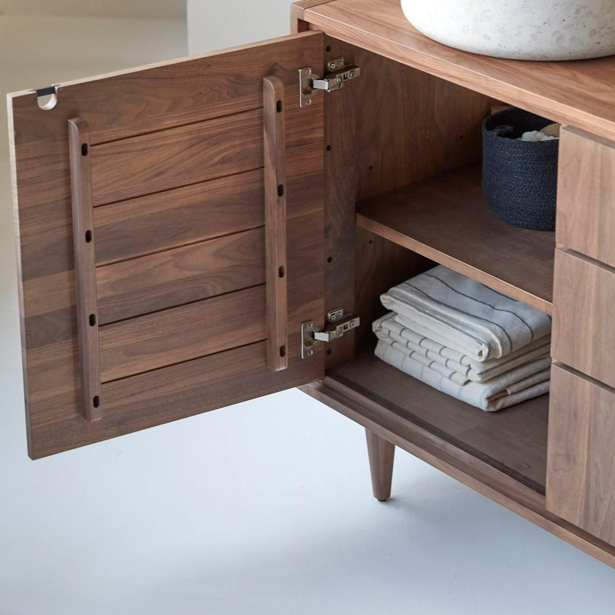 AUFBEWAHRUNGSMÖBEL Jonàk Dunkelbraun aus Walnuss - Dunkelbraun, Holz (93/80/50cm) - Tikamoon