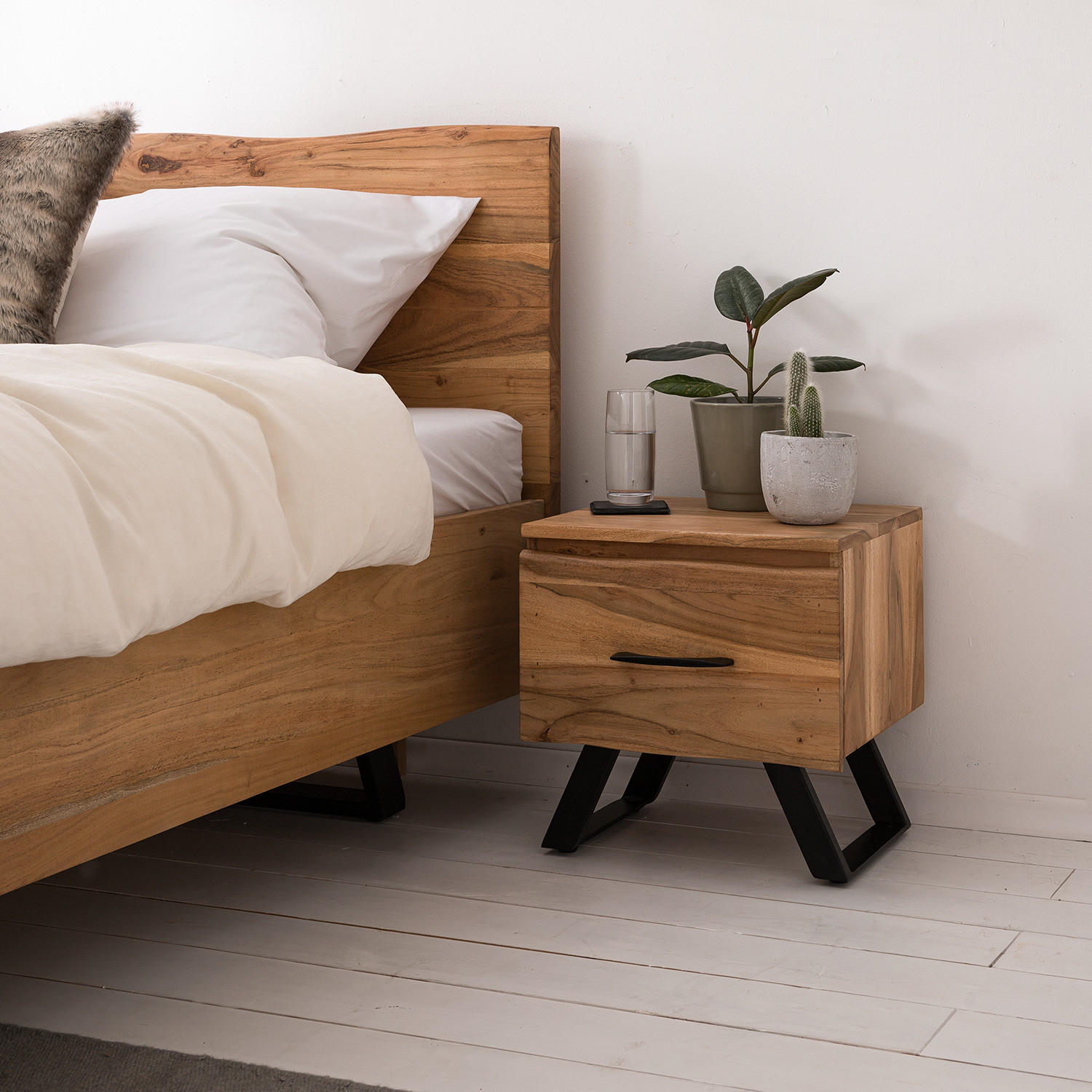 NACHTKOMMODE - Akazie massiv / Metall - Schwarz/Akaziefarben, Holz (40/40/35cm) - home24