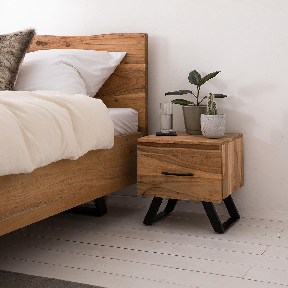 NACHTKOMMODE - Akazie massiv / Metall - Schwarz/Akaziefarben, Holz (40/40/35cm) - home24